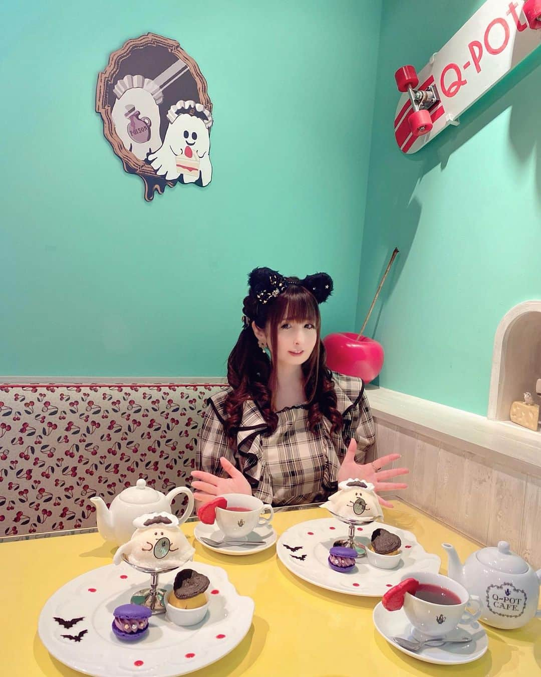 伊藤芽衣さんのインスタグラム写真 - (伊藤芽衣Instagram)「Q-pot CAFE.さんの 2023ハロウィンメニュー👻🖤 @qpotcafe_official  ⁡ 先日、 AW展示会のあと 咲姫ちゃんと ⁡ 9月9日から10月31日の ハロウィンメニューも ひとあしお先に いただきました♡ ⁡ Q-pot さんの おばけちゃん ほんとにかわいい🥺♡ ⁡ 🖤メイドオバケちゃん　ブラックアウトプレート （ドリンクセット）2.200円（税込） ⁡ お味もとっても おいしかったです♡ ⁡ はりきって 久しぶりに 黒ねこみみ はやしました🐈‍⬛ ⁡ #Qpot #qpotcafe #qpotカフェ #キューポットカフェ #原宿カフェ #表参道カフェ #ハロウィンメニュー #エブリン」9月14日 9時58分 - itoumei