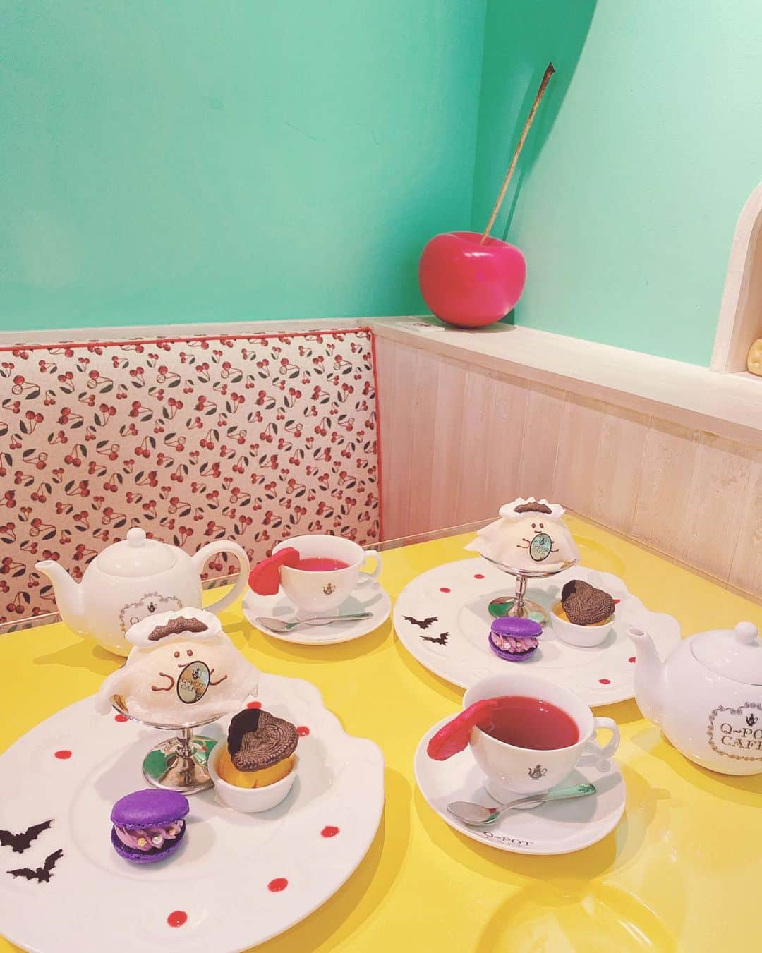 伊藤芽衣さんのインスタグラム写真 - (伊藤芽衣Instagram)「Q-pot CAFE.さんの 2023ハロウィンメニュー👻🖤 @qpotcafe_official  ⁡ 先日、 AW展示会のあと 咲姫ちゃんと ⁡ 9月9日から10月31日の ハロウィンメニューも ひとあしお先に いただきました♡ ⁡ Q-pot さんの おばけちゃん ほんとにかわいい🥺♡ ⁡ 🖤メイドオバケちゃん　ブラックアウトプレート （ドリンクセット）2.200円（税込） ⁡ お味もとっても おいしかったです♡ ⁡ はりきって 久しぶりに 黒ねこみみ はやしました🐈‍⬛ ⁡ #Qpot #qpotcafe #qpotカフェ #キューポットカフェ #原宿カフェ #表参道カフェ #ハロウィンメニュー #エブリン」9月14日 9時58分 - itoumei