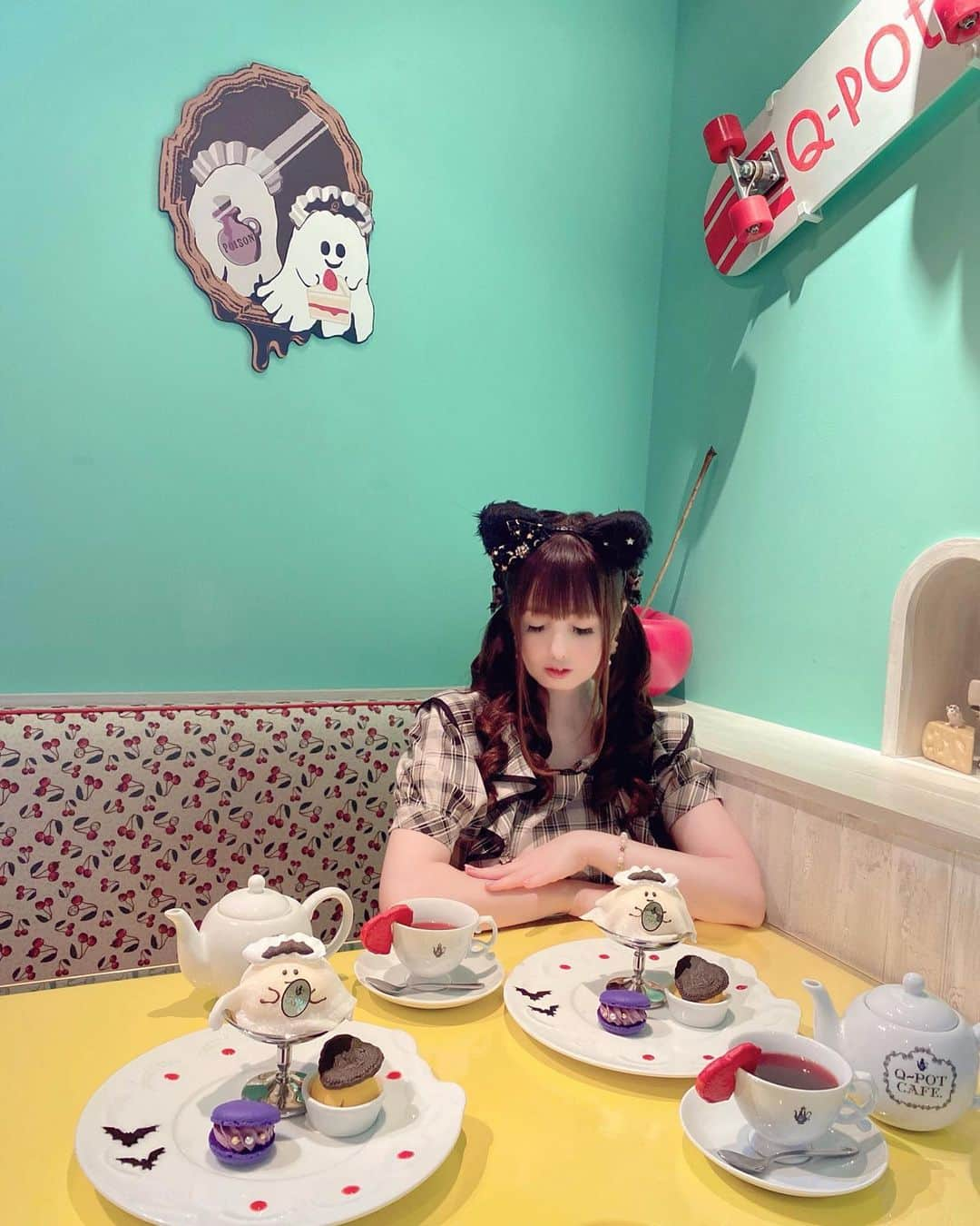 伊藤芽衣さんのインスタグラム写真 - (伊藤芽衣Instagram)「Q-pot CAFE.さんの 2023ハロウィンメニュー👻🖤 @qpotcafe_official  ⁡ 先日、 AW展示会のあと 咲姫ちゃんと ⁡ 9月9日から10月31日の ハロウィンメニューも ひとあしお先に いただきました♡ ⁡ Q-pot さんの おばけちゃん ほんとにかわいい🥺♡ ⁡ 🖤メイドオバケちゃん　ブラックアウトプレート （ドリンクセット）2.200円（税込） ⁡ お味もとっても おいしかったです♡ ⁡ はりきって 久しぶりに 黒ねこみみ はやしました🐈‍⬛ ⁡ #Qpot #qpotcafe #qpotカフェ #キューポットカフェ #原宿カフェ #表参道カフェ #ハロウィンメニュー #エブリン」9月14日 9時58分 - itoumei