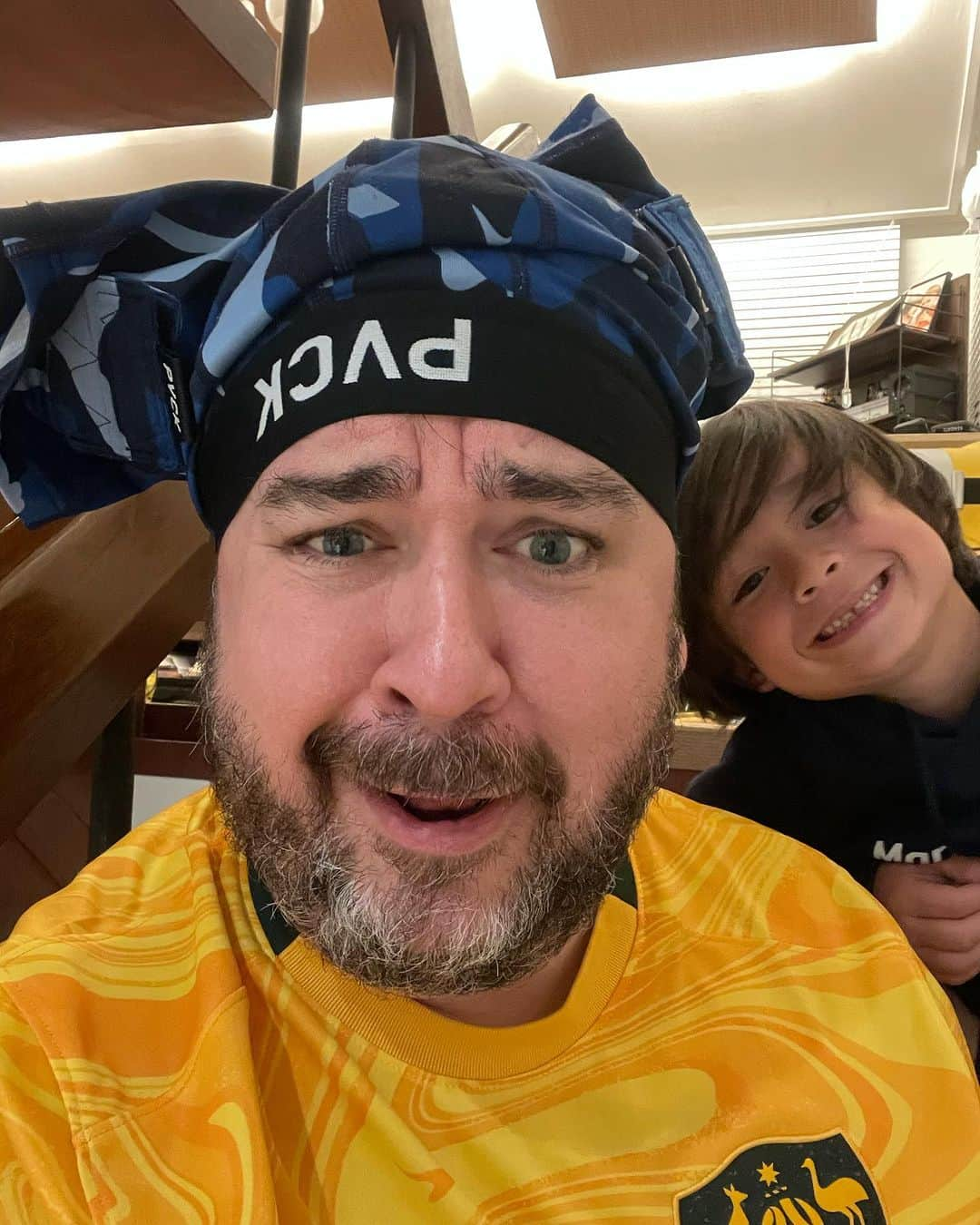 サム・ハミントンさんのインスタグラム写真 - (サム・ハミントンInstagram)「Yes, it is a classic. Put your jockstrap on Dads head when he’s not looking. 3/5 for that trick!  역시 안 보일때 아빠 머리에 낭심보호대 팬티를 씌어줬다.  5점에 만점이몀 3점 주겠다」9月14日 9時59分 - samhammington