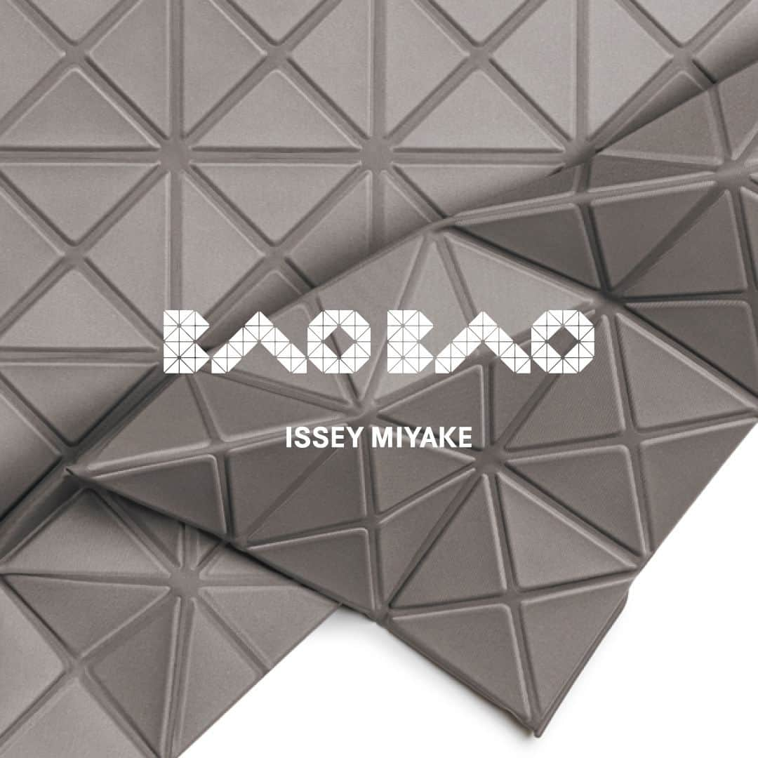 BAO BAO ISSEY MIYAKE Official Instagram accountのインスタグラム：「"TRACK"  A bag series formed from “a piece of cloth”.  #baobaoisseymiyake #baobao #isseymiyake #baobaoisseymiyaketrack」