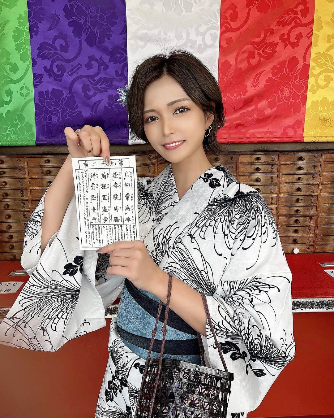 FukamizuYukina さんのインスタグラム写真 - (FukamizuYukina Instagram)「_ 浅草食べ歩き🍦💓 ㅤㅤㅤㅤㅤㅤㅤㅤㅤㅤㅤㅤㅤ @asakusa_kimono.niji さんで 浴衣レンタルして浅草を散策👘🎐 ㅤㅤㅤㅤㅤㅤㅤㅤㅤㅤㅤㅤㅤ 可愛い浴衣がたくさんあったけど 優希奈は白の浴衣とブルー系の帯で即決🫐🍨 ㅤㅤㅤㅤㅤㅤㅤㅤㅤㅤㅤㅤㅤ 浴衣、帯、下駄、鞄、ヘアセットから 髪飾りまでマルっとレンタル出来るから 手ぶらで行っても全部揃うよ☺️✨ ㅤㅤㅤㅤㅤㅤㅤㅤㅤㅤㅤㅤㅤ また少し涼しくなった頃に和装して 浅草散策するのも良きだなあ🍂🍁 ㅤㅤㅤㅤㅤㅤㅤㅤㅤㅤㅤㅤㅤ #浴衣レンタル #浅草レンタル浴衣 #浅草浴衣レンタル #浅草レンタル着物 #浅草着物レンタル虹 #浅草着物レンタル #浴衣 #着物 #浅草 #浅草食べ歩き #PR」9月14日 10時03分 - peitaro72