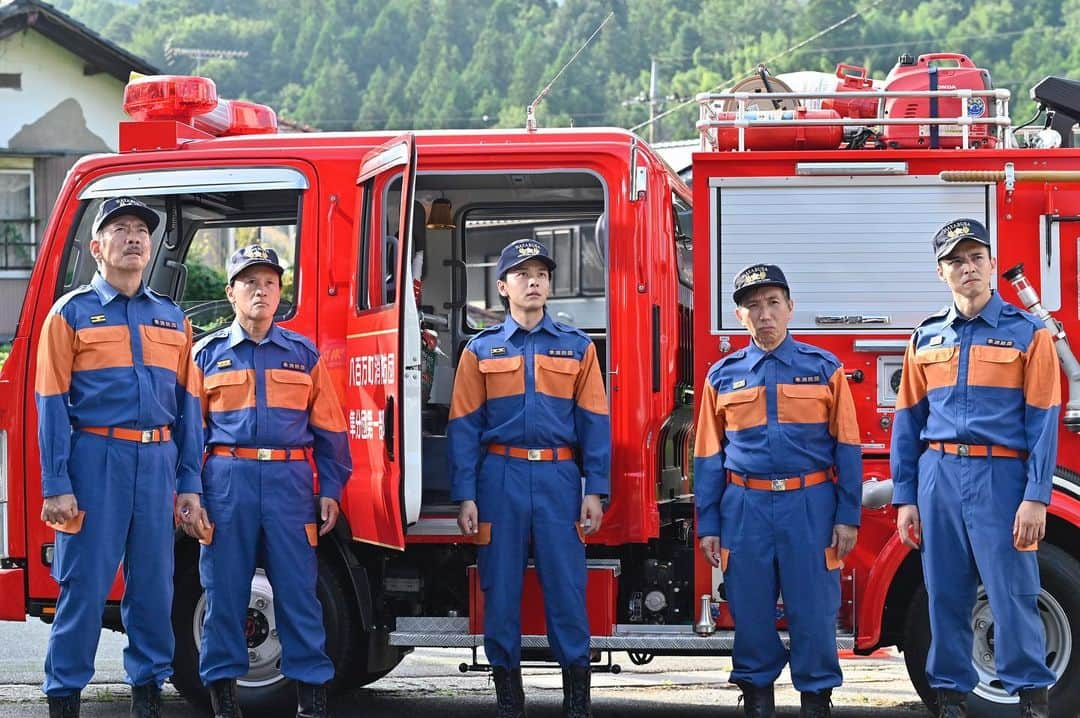 ハヤブサ消防団のインスタグラム：「◯  #️⃣ハヤブサ消防団🚒  ついに今夜、緊迫の【最終回】‼️  太郎(#中村倫也)ら消防団が 聖母アビゲイル教団との“最後の戦い”に挑む‼︎🆚  運命の《皆既日食》…🌒 彩(#川口春奈)が一世一代の仰天行動に…!?  誰もが予想しえない激動のクライマックス💥  絶対にお見逃しなく😉」