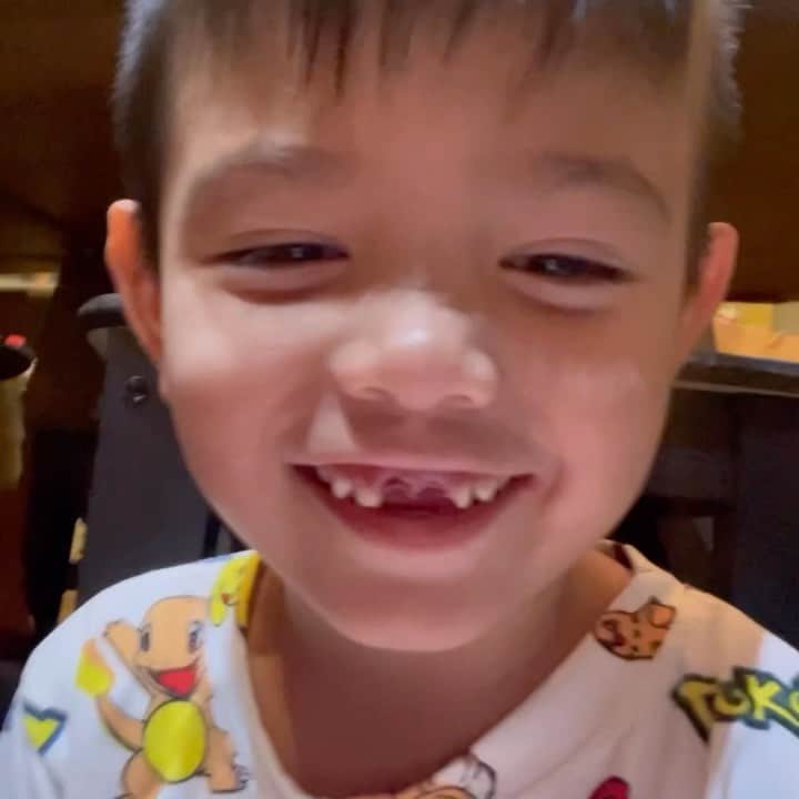 Iya Villaniaのインスタグラム：「This video was taken just minutes after he lost his teeth 😅 and you can hear in my voice how I was struggling to understand how he could be so happy about it 😂 Right now his space maintainer/baby dentures are in the works already (thank you @dentalartscentrale @gforce_mykag) 😆 He is happy about his missing teeth but he needs them to eat more efficiently 😂」