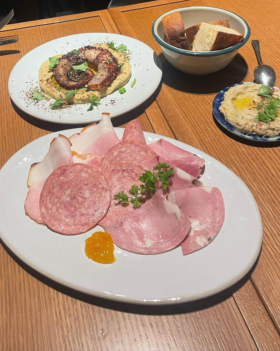 足立沙織さんのインスタグラム写真 - (足立沙織Instagram)「. 何を食べても美味しくて また行きたいお店🍽️   ワインと一緒にいただくのは 至極すぎる🥺🍷  デザートのヴィクトリアケーキの 美味しさにも感動で…これもまた食べたい☕️♡  #casimegastropub #fukuokadinner #赤坂ディナー#カシメガストロパブ#福岡ディナー #福岡ごはん#福岡ご飯#福岡レストラン#中東料理」9月14日 21時05分 - sao_ri_17