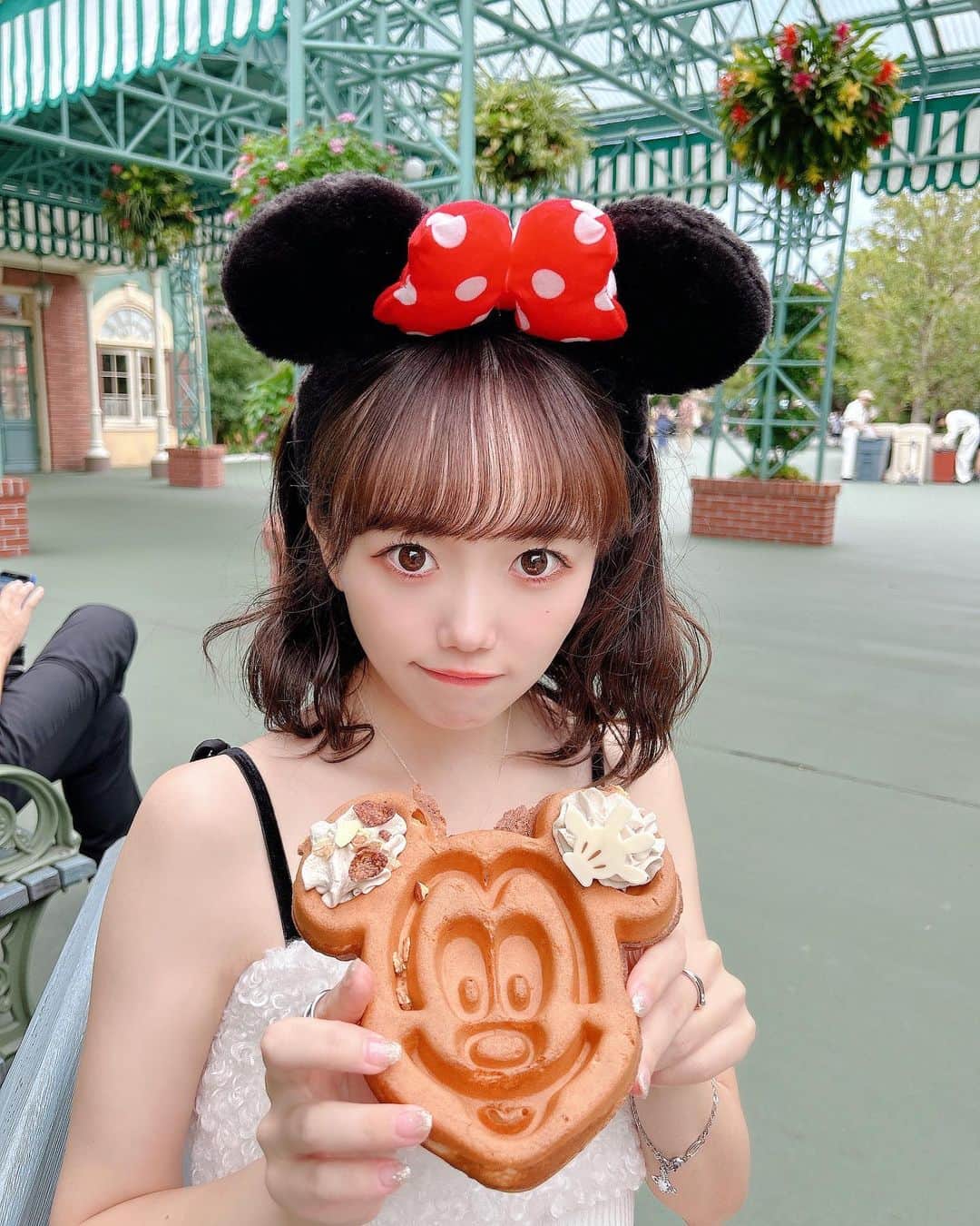 のインスタグラム：「🤭🤍  100%雨予報だったから傘持って行ったのに一滴も降らなかった💭  このワッフルだいすき！  #ディズニー #東京ディズニーランド #東京ディズニーリゾート #夢の国 #ディズニーコーデ #夏 #夏コーデ #ootd #低身長コーデ #ワッフル #japantravel #japanesegirl #followｍe #いいね」