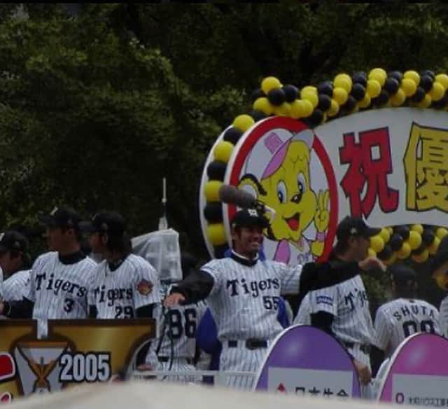喜田剛のインスタグラム：「阪神タイガース「アレ」おめでとうございます！  写真は18年前の優勝御堂筋パレードの様子！笑  月日が経つのが早いです、、、  #阪神優勝  #阪神タイガース」