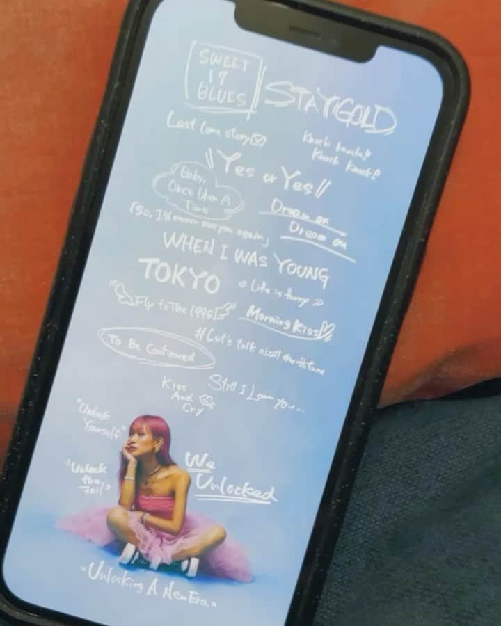 のインスタグラム：「ALBUM「Unlocking」リリースまであと2週間❤️‍🔥プレイリストの先行追加がスタートしました🙌🏼  Spotify▶︎Pre-save Apple Music▶︎Pre-add  先行追加してもらうと、もれなくスマホ壁紙がDLできます📲  こちら、これのために作りました、描きましたᝰ✍︎꙳⋆  全てALBUM楽曲の歌詞のフレーズです‼︎ 壁紙DLして、どの曲の歌詞なのか予想してみてね🩵 そして是非待ち受けにしてあげてください📲  MAY'S New Album「Unlocking 」 https://nex-tone.link/Unlocking  2023.9.27 各社一斉配信start❤️‍🔥  #mays#unlocking#WeUnlocked#UnlockingANewEra」