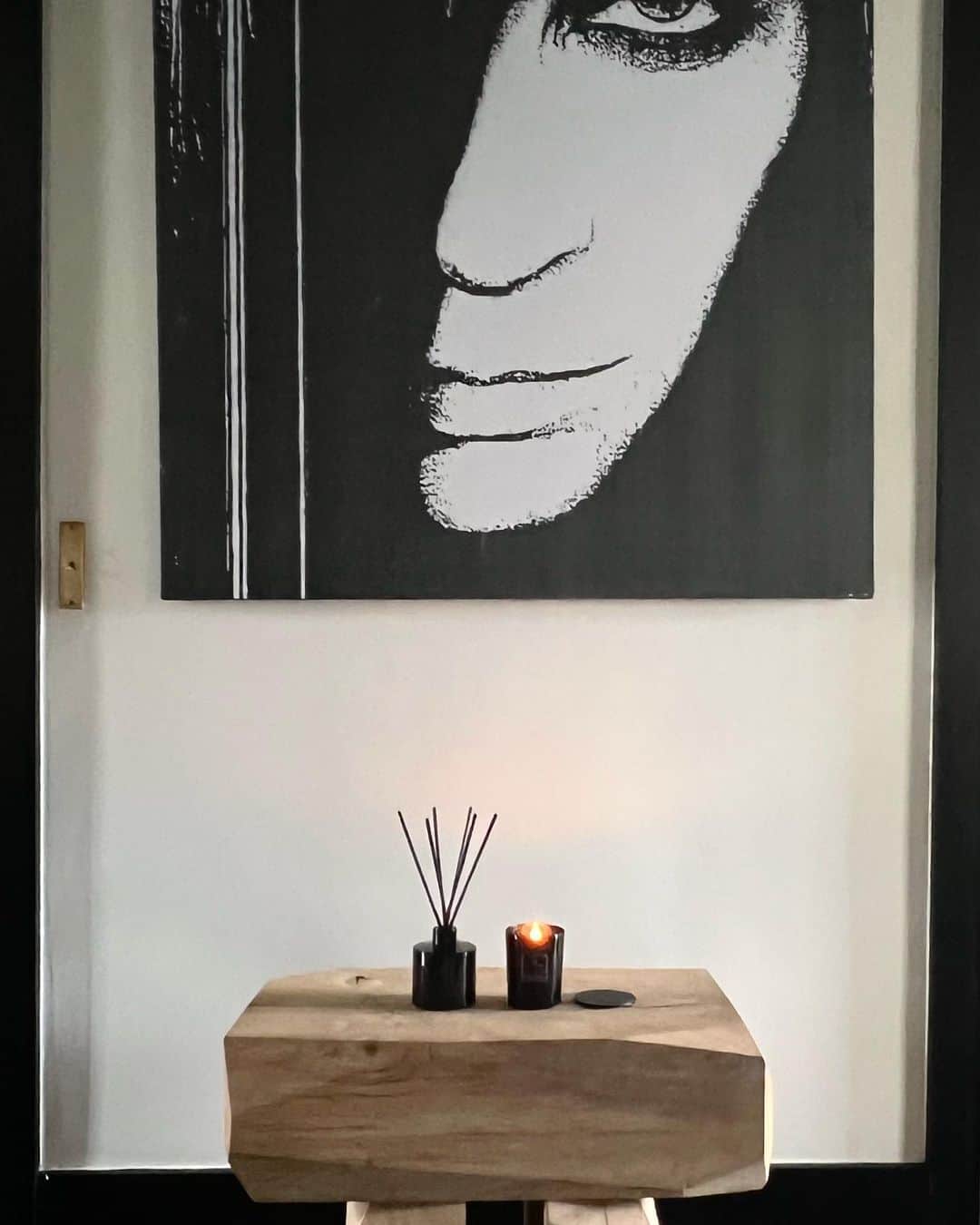 カリーヌ・ロワトフェルドのインスタグラム：「At home with Karl 🖤 with the special scent of my new @carineroitfeldparis home collection   Available at @harrods, Les Puces @samaritaineparis & @carineroitfeldparis   Sculpture by @jeanguillaume_mathiaut」