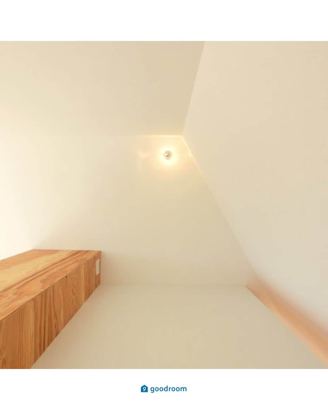 グッドルームさんのインスタグラム写真 - (グッドルームInstagram)「毎日、午後4時がゴールデンタイム  東京 #東武練馬 1LDK 41.77㎡  ▼風に吹かれて、ゆったりと ----------------------  素敵だなと思ったら、コメント欄に「🎈」で教えてください！  . 木でできた階段が印象的な空間。階段を登れば青空がよく映える真っ白な空間に変身。ここからの自然光がお部屋全体を柔らかな空気で包み込んでいるよう◎  . 木の階段は棚としても活用できるため、本や雑貨類などの収納をしてもいいですね。夕方あたりにソファに腰掛けてゆったり読書タイムをしたら、より素敵な1日になりそうです。  . お部屋の詳細は、goodroomサイトからタイトルで検索！  . こちらの物件は実際に住めるお部屋です。 詳細はストーリー、ハイライトにて！⁠  こだわりのお部屋探しは、 @goodroom_jp から URLをチェック！⁣⁣⁣⁣⁣⁣⁣⁣⁣  ※最新のお家賃につきましては、リンク先物件ページからご確認ください。⁠  . ⁠#goodroom #グッドルーム  #東京賃貸 #1ldk #1LDK #1人暮らし #一人暮らし #myhome #暮らしを楽しむ #暮らしを整える  #お部屋探し #間取り図 #理想の空間 #メゾネットタイプ #階段好き #メゾネット #メゾネット賃貸 #階段インテリア #開放感のあるリビング #開放感のある家」9月14日 21時00分 - goodroom_jp