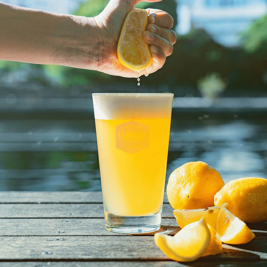 TYSONS&COMPANYのインスタグラム：「. 【Sour Lemon】 まるでレモンサワーのようなフルーツエール。レモンの香りと皮の苦味が心地良い、残暑厳しい季節にぴったりなビールに仕上がりました。  #ティーワイハーバーブルワリー #クラフトビール #ビール #シーズナルビール #季節限定醸造 #テラス #ウォーターフロント #天王洲 #東京 #メイドイントウキョウ #タイソンズアンドカンパニー #tyharborbrewery #beer #seasonalbeer #craftbeer #tennoz #shinagawa #tokyo #madeintokyo #tysonsandcompany」