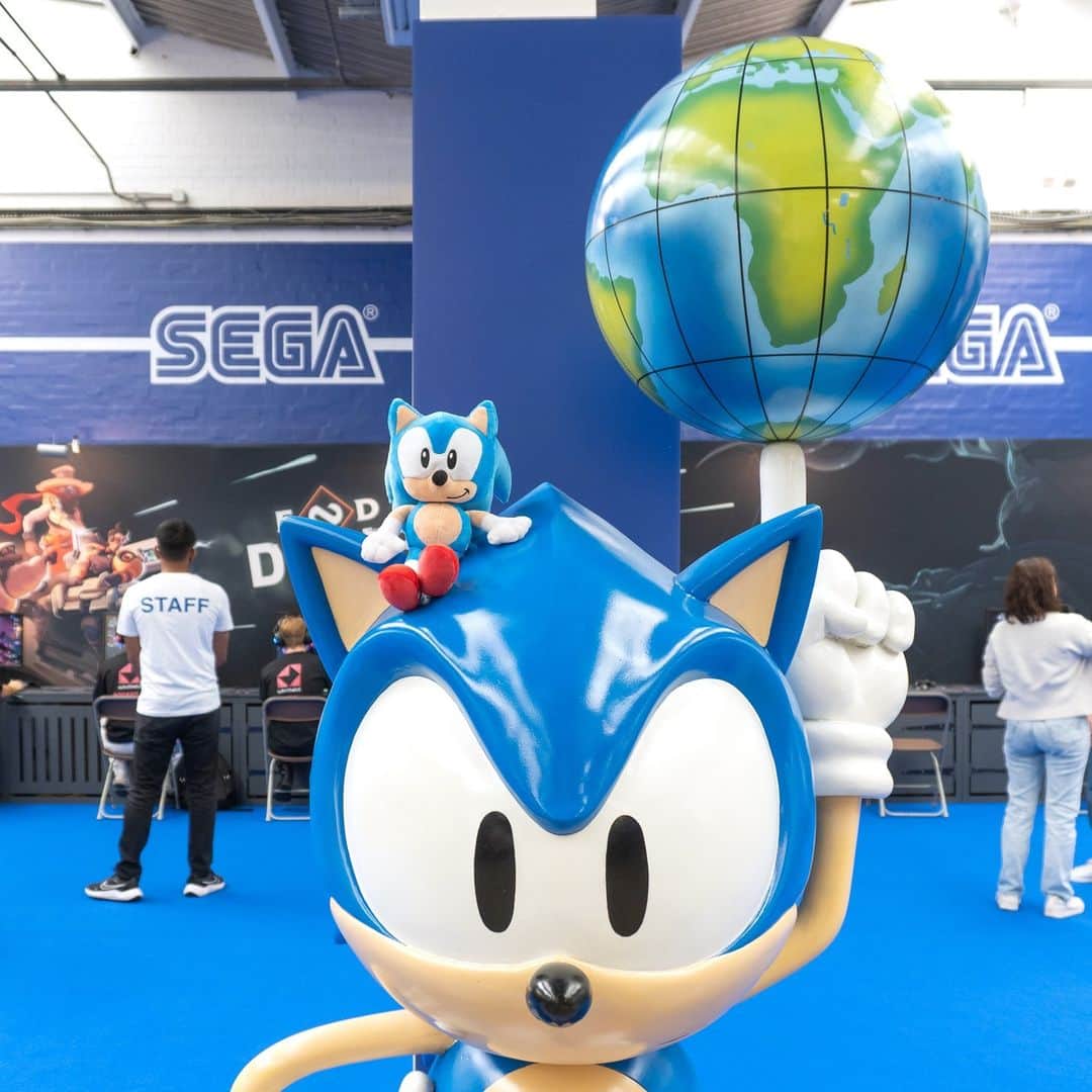 SEGAさんのインスタグラム写真 - (SEGAInstagram)「Hello, London! Day 1 at @wasdlive, let's dive in 👀  Come by our booth to play some SEGA games, get exclusive merch, and take a picture with the iconic SEGAWORLD Sonic Statue! 💙」9月14日 21時00分 - sega