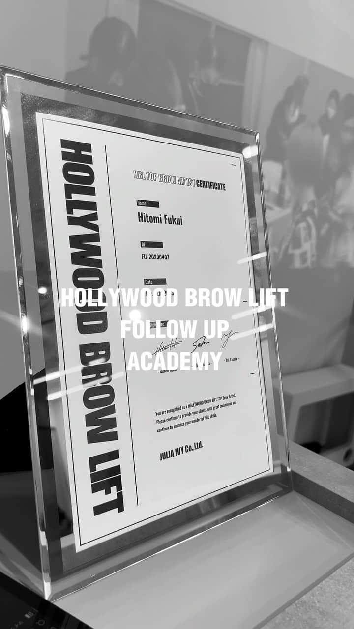 SAKURAのインスタグラム：「@hollywoodbrowlift  FOLLOW UP ACADEMY 　 この日をずっとずっと待ち望んでいた...🖤 本日3名の＂初代＂HBL認定 トップブロウアーティストが誕生しました🖤👏🏼 　 今HBLが出来るサロンはたくさんあって 技術力が高いブロウアーティストはたくさんいる💡 ただただ、綺麗な眉毛を作るだけでなく、 プロとしてお客様それぞれの悩みに寄り添い 毎回感動を与えられるような ブロウアーティストをもっと発掘したい！！ そんな想いで『トップブロウアーティスト』という称号を創りました🌸 　 　 何かに向かって挑戦し続ける事は 不安や焦燥感もあったり簡単な事ではないと思います。 だけど、そんな中でも諦めずに 初代の座を掴み取った3名のトップブロウアーティストに心からリスペクトを🖤 　 彼女たちはこれからきっと 多くのブロウアーティストに勇気を与える存在だと思います☺️ 今後も期待が高まるばかり...❤️‍🔥🔎 　 　 congratulation!! HBL top brow artists👑 @musa.hrm  @waxyyy__haruka  @natsu_qlicca」