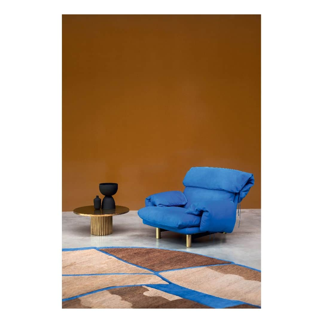 Baxterのインスタグラム：「JO armchair, a desire for spontaneity.  This confortable armchair designed by @dragaandaurel recalls the iconic lines and materials of the 70s.  ARAN designed by Baxter P, a rug with a strong tactile and visual value and a design that seems to evoke the unravelling of a river.  Ph. @andreaferraristudio   #baxtermadeinitaly #moodbook2023 #leather #design #interiordesign #madeinitaly #milan #italy #luxury #interior #collection2023 #newcollection」