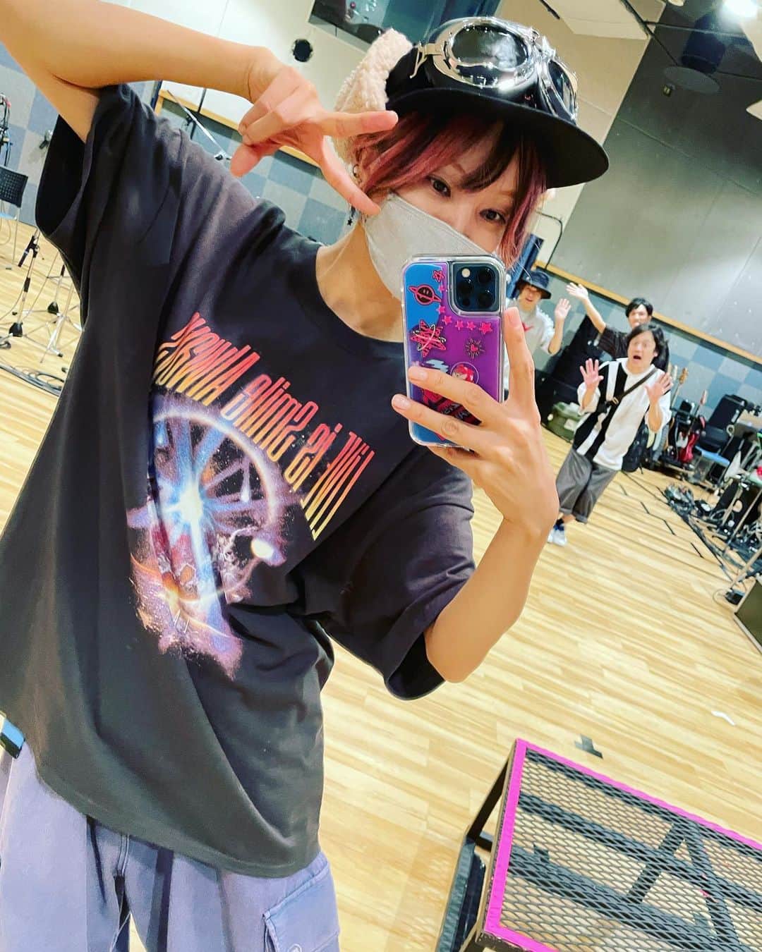のインスタグラム：「#LANDERツアー のグッズが出来上がってきたっ🥹🚀❤️👽#LANDER テーマのグッズをたくさん作ったけどどれもかわいすぎ🚀🪐 帽子はパイロットのみんなには必須アイテムだし、🚀✒️は使えるペンばっかりだし、キーホルダーはかわいいし、ラババンは行程入りだし、リュックとミニバックにはワッペン貼れるし、ワッペンはキーホルダーになる仕様😏❤️🪐🚀 だれだれこんなにかわいくて実用的なグッズばっかり作った天才🥺❤️ #LANDERツアー」