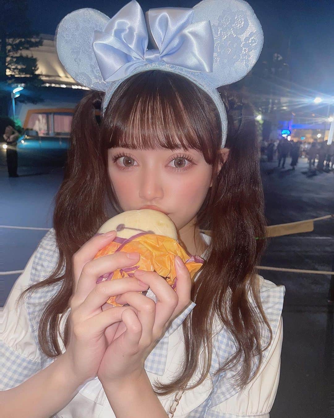 坂本理紗のインスタグラム：「いっぱい食べる子は好きですか?? ・ ・ ・ ずっと着てみたかった系統の服を着れて満足( ¯﹀¯ )またこの洋服で行きたいな~🏰🩵  #ディズニーコーデ  #ディズニーランド  #disney  #disneyland  #アンクルージュ  #ブルーコーデ  #ツインテールアレンジ  #地下アイドル」