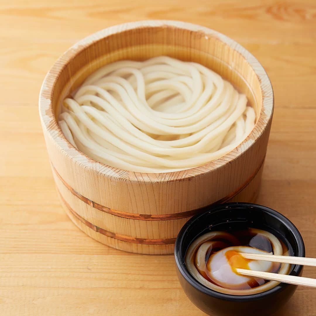 丸亀製麺のインスタグラム：「初めて知った方は「🔥」で、もう知ってましたという方は「🙌」で教えてください！  丸亀製麺は、今年8月に釜揚げ用うどん桶の修理を行う「桶工房」を開設しました！ うどんのおいしさだけでなく、「木の桶で食べる特別感」をこれからも長く楽しんでいただけるように積極的にリユースに取り組んでいきます。  ※店舗によってご提供の器が異なる場合があります。  #丸亀製麺 #丸亀うどん #udon #麺 #うどん」