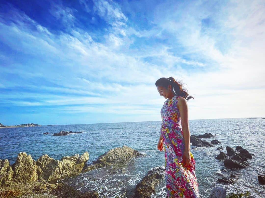 島津久美子のインスタグラム：「夏の終わりに海に行ってきました🥹☀️🌊  が…!!!!  私の大好きな夏はまだもう少し終わらせません😂☀️* もう少しギリギリまで夏の名残を追い求め、夏スタイルで、今年の暑さを満喫します😎👍 #夏の終わりに想うこと #8月31日 #葉山ビーチ #葉山女子旅 #海が好き #夏が好き #女子アナ #バービーネイル onthebeach #ilovesea #summergiel #katespadenewyork #lovesummertime」