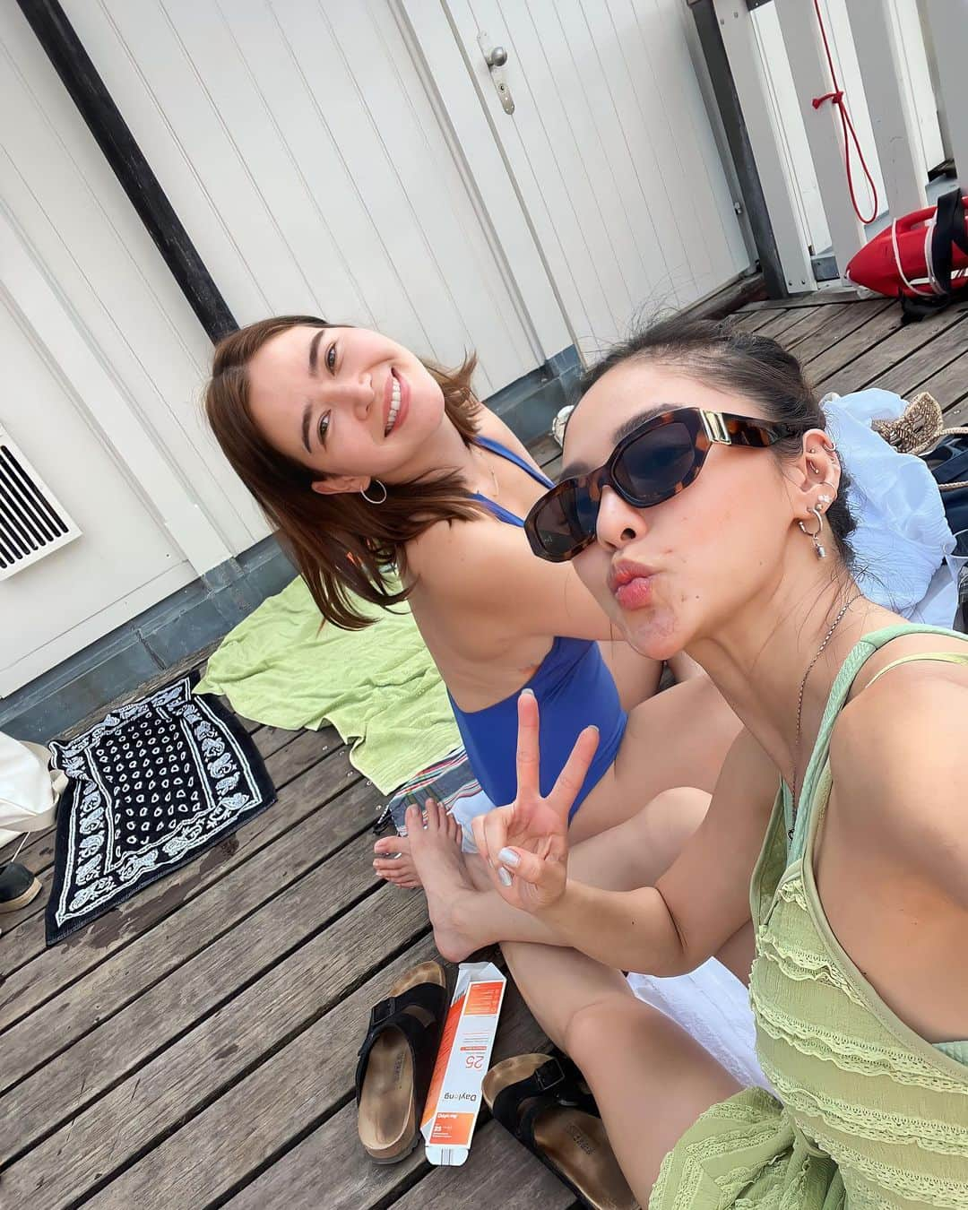 Kim Chiuさんのインスタグラム写真 - (Kim ChiuInstagram)「That feeling when you have that friend who asked you, “Ano gusto mo gawin?…then sabi mo “bahala kana, kahit ano.” Then here we are, straight from the train station, found ourselves swimming at Lake Zurich!!!😳😅🇨🇭🏊🏻‍♀️☀️ #agadagad Feeling like a Swiss local!!! 🥰 Thank you, momsy Bely @bela, for this experience. Days felt like months with you! Miss you sooo muchie, my Taurean twin!!!♉️👯‍♀️💕🥹  #CHIURISTA #OOTDKSYC swimsuit from #HMTropicalEssentials2023 #HMPhilippines 💚   Miss you here momsy @iamangelicap #ANGBEKI 🥹」9月14日 21時03分 - chinitaprincess