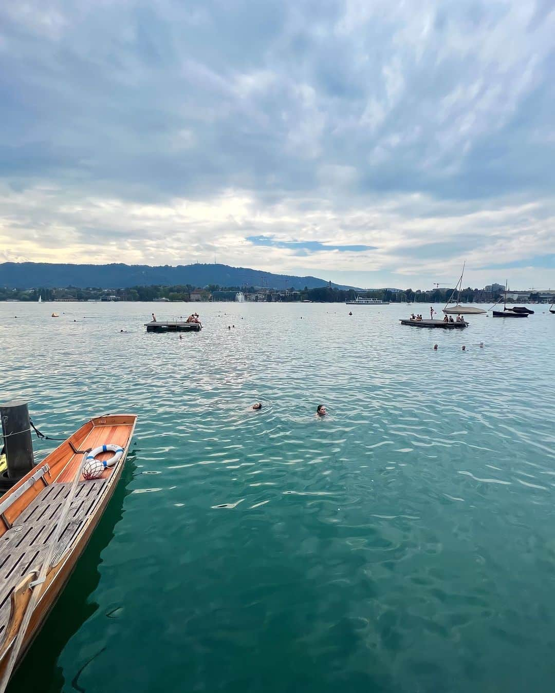 Kim Chiuさんのインスタグラム写真 - (Kim ChiuInstagram)「That feeling when you have that friend who asked you, “Ano gusto mo gawin?…then sabi mo “bahala kana, kahit ano.” Then here we are, straight from the train station, found ourselves swimming at Lake Zurich!!!😳😅🇨🇭🏊🏻‍♀️☀️ #agadagad Feeling like a Swiss local!!! 🥰 Thank you, momsy Bely @bela, for this experience. Days felt like months with you! Miss you sooo muchie, my Taurean twin!!!♉️👯‍♀️💕🥹  #CHIURISTA #OOTDKSYC swimsuit from #HMTropicalEssentials2023 #HMPhilippines 💚   Miss you here momsy @iamangelicap #ANGBEKI 🥹」9月14日 21時03分 - chinitaprincess