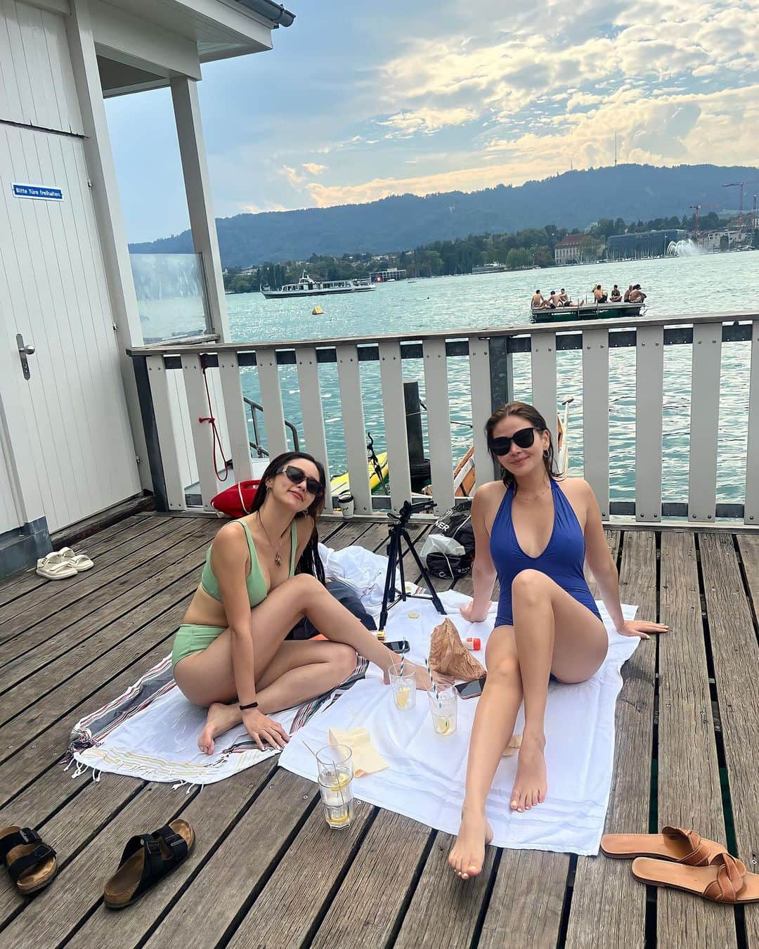 Kim Chiuさんのインスタグラム写真 - (Kim ChiuInstagram)「That feeling when you have that friend who asked you, “Ano gusto mo gawin?…then sabi mo “bahala kana, kahit ano.” Then here we are, straight from the train station, found ourselves swimming at Lake Zurich!!!😳😅🇨🇭🏊🏻‍♀️☀️ #agadagad Feeling like a Swiss local!!! 🥰 Thank you, momsy Bely @bela, for this experience. Days felt like months with you! Miss you sooo muchie, my Taurean twin!!!♉️👯‍♀️💕🥹  #CHIURISTA #OOTDKSYC swimsuit from #HMTropicalEssentials2023 #HMPhilippines 💚   Miss you here momsy @iamangelicap #ANGBEKI 🥹」9月14日 21時03分 - chinitaprincess