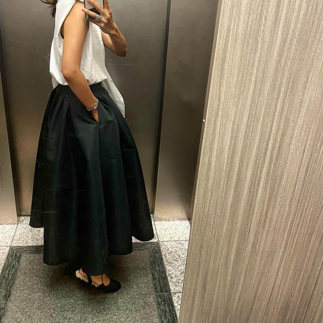 のインスタグラム：「展示会購入アイテム、ボトムス編。 マルティニークのボリュームスカート。 これは、もう。試着した瞬間に一目惚れでした💘💘💘 黒のふんわりスカートは大好きで他にも持っているのですが、手持ちのスカートの中でもこれが一番フレアで、ハリとボリューム感もあってドラマチック！今日、息子の迎えにバスに乗ったのですが、バスの狭い座席からあふれるくらい🤣🤣🤣 お腹がぴたっとフラットなスカートって座ったりした時のぽっこり感が気になりがちなのですが、これはちょうどお腹の気になる部分が立体タックになっているので私のような下半身しっかりめの人にも🙆‍♀️  #martinique #メモリーグログランボリュームタックスカート」