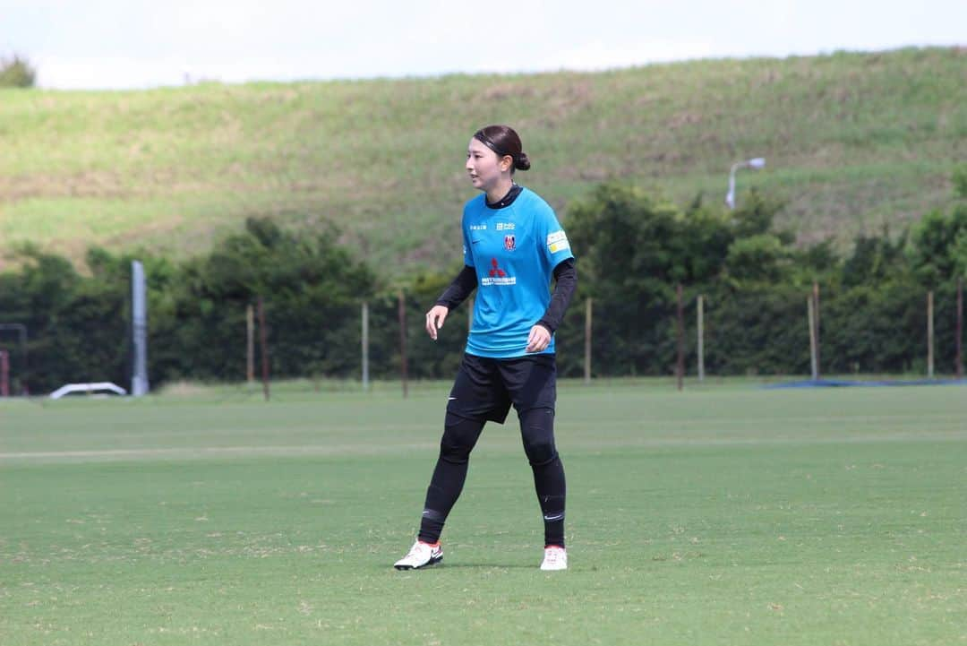 塩越柚歩のインスタグラム：「. 今週末に向けて❤️‍🔥⚽️ ⁡ 今日も暑かった〜 顔ヒリヒリだった〜 ⁡ 明日は華金頑張りましょう🙂✊🏻 ⁡ #三菱重工浦和レッズレディース #塩越柚歩」