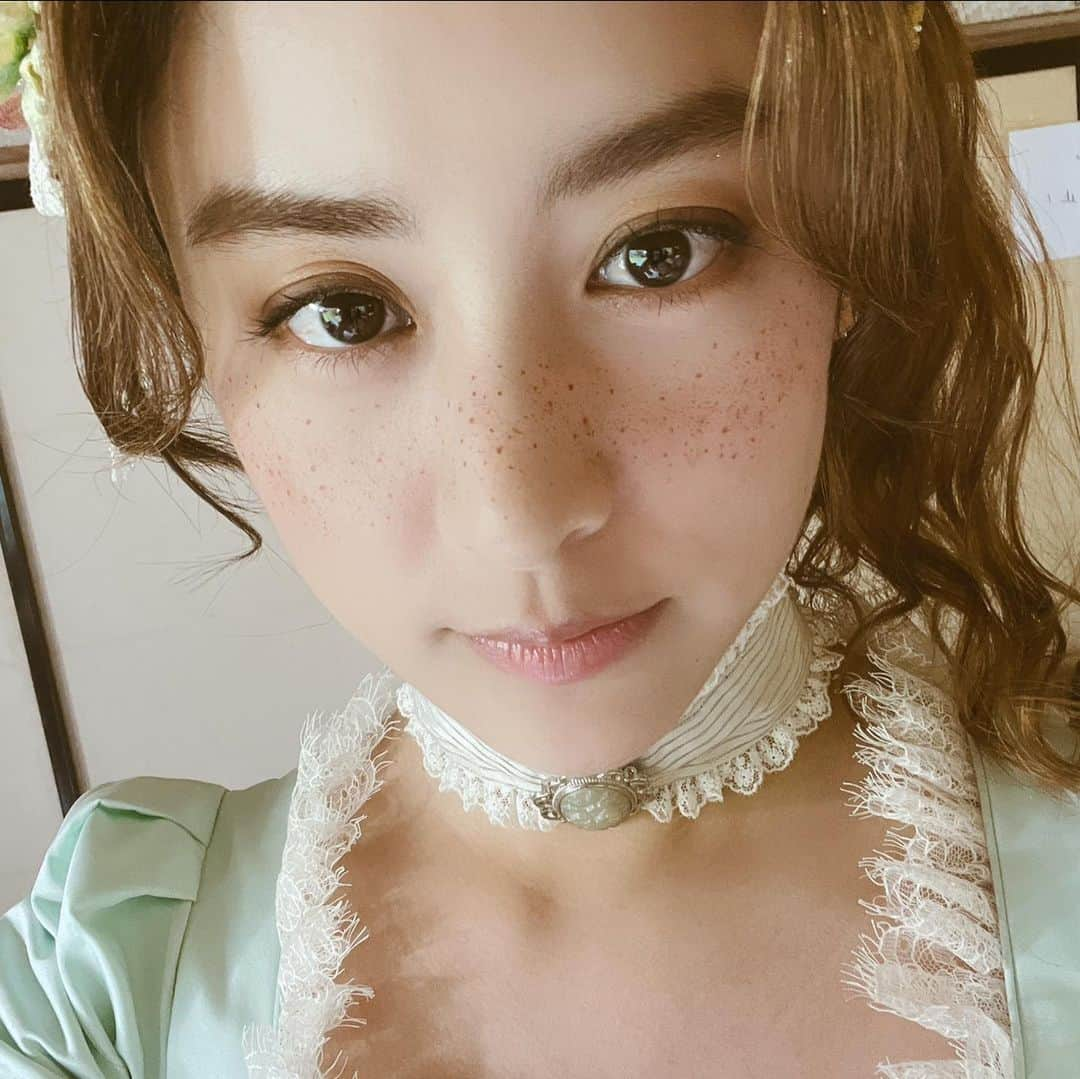 山本美月のインスタグラム：「⋆⸜☾⸝‍⋆  Netflix映画 「赤ずきん、旅の途中で死体と出会う」  本日より配信されております★  予告で謎の女と紹介されていた私です。 そばかすちゃんです。  皆様、是非！   #赤ずきん旅の途中で死体と出会う  #netflix」