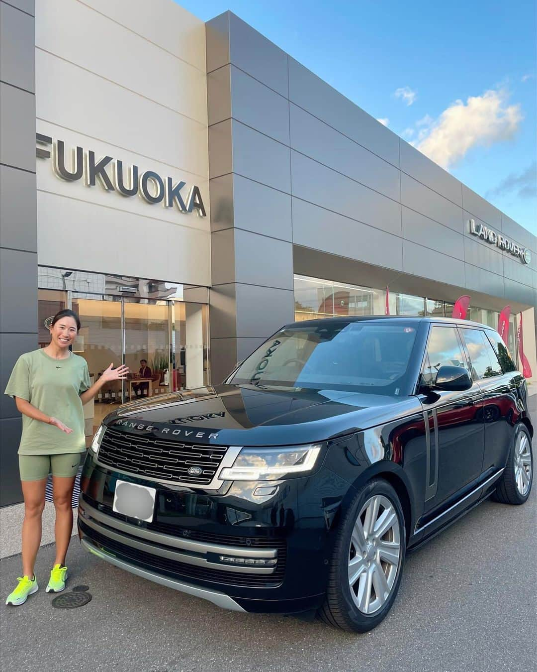 木戸愛のインスタグラム：「先週は#日本女子プロ選手権大会コニカミノルタ杯 でした🏌️‍♀️⛳️🏌️‍♀️ @jaguar_landrover_fukuoka さんに新型RANGE ROVERをお借りしました🚘 かっこいい😎 走りに乗り心地の良さに魅了され💘RANGE ROVER愛が加速しました🐝💨 心強いサポート本当にありがとうございました‼️  #ジャガーランドローバー福岡 @landroverjpn #rangerover」