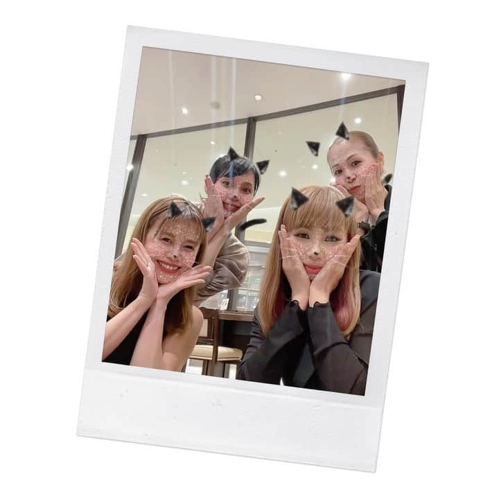 平井喜美のインスタグラム：「つよつよ女子👯‍♀️👯‍♀️笑 1年ぶりの召集✨ 急遽会えて、お互いの近況報告して 爆笑いして、即解散👋笑 #忙し女子達 ⁡ ⁡ みんな、それぞれの場所で キラキラ輝いてるから、エネルギッシュ❤️‍🔥 ⁡ 損得なしに、ただ会いたい人たち🫶 わたしの落ち着く場所🫶 ⁡ にしても、笑いすぎた😂 みんな元気でよかった🙆‍♀️ ⁡ ⁡ ⁡ ⁡ でも、みんな睡眠不足だし、こんな歳だし 親も歳だし、あなたしかいないし 体大切にファイトやで🧚‍♀️ ⁡ #おともだち」