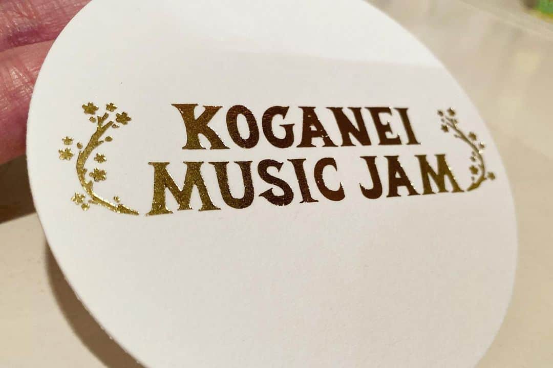 YoYoさんのインスタグラム写真 - (YoYoInstagram)「前々から制作したかったアイテムでもあった「ロックグラス」が10周年記念グッズとして完成〜〜7/2ライブでは大好評の反応ホントに嬉しく(°▽°)  お馴染みのピアノマンイラスト入りグラスですが、グラスの質もグッドクオリティーな業者にお世話になり作り上げる事ができました🎵グラス後ろ面には「10th Anniversary」の文字入り。  そしてそのロックグラスを置くためのコースターも2デザインセットとして完成！ 箔押し入りの「音楽フェスKMJロゴ」と「ピアノマンロゴ&新イラスト」  これら記念グッズ、いよいよ明後日に迫った福岡での「中州ジャズ」へ持って行き販売を行います。他、もちろんCD、アナログ盤等も。  先日smile dining switchへ伺うと、なんと新カクテル"YoYo"が誕生していてメニューにYoYoの文字が！！！(*≧∀≦*) 自分が酔っ払った時にもうひと推しの甘〜いカクテルが飲みたくなった時に、バーテンマスターがイメージを具現化してくれた、どこまでも行けちゃう味👅それが正式にメニュー入り！ピアノマンロックグラスに入ってお客さんへサーブされるという！なんて粋なアイディア🙌嬉。 最終的には２方向を飲み比べまでさせてくれて、方向性を整えカクテル正式完成に！今後も永遠飲んじゃうやーつーデス。  --------------------------- YoYo the "Pianoman" 10th Anniversary Goods ・ロックグラス　¥2,500(tax in) ・箔押しコースター2デザインセット　¥500(tax in) ---------------------------  YoYo the "Pianoman" 中州ジャズ出演は、イエローステージにて、17:10〜となりました！ 思いっきり楽しみましょー！観覧無料です。久しぶりの皆皆さまも中洲大通りへ是非シューゴー思いっきり心から、お待ちしてます。 https://yoyothepianoman.bitfan.id/contents/119228」9月14日 19時34分 - yoyo_soffet