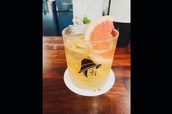 YoYoさんのインスタグラム写真 - (YoYoInstagram)「前々から制作したかったアイテムでもあった「ロックグラス」が10周年記念グッズとして完成〜〜7/2ライブでは大好評の反応ホントに嬉しく(°▽°)  お馴染みのピアノマンイラスト入りグラスですが、グラスの質もグッドクオリティーな業者にお世話になり作り上げる事ができました🎵グラス後ろ面には「10th Anniversary」の文字入り。  そしてそのロックグラスを置くためのコースターも2デザインセットとして完成！ 箔押し入りの「音楽フェスKMJロゴ」と「ピアノマンロゴ&新イラスト」  これら記念グッズ、いよいよ明後日に迫った福岡での「中州ジャズ」へ持って行き販売を行います。他、もちろんCD、アナログ盤等も。  先日smile dining switchへ伺うと、なんと新カクテル"YoYo"が誕生していてメニューにYoYoの文字が！！！(*≧∀≦*) 自分が酔っ払った時にもうひと推しの甘〜いカクテルが飲みたくなった時に、バーテンマスターがイメージを具現化してくれた、どこまでも行けちゃう味👅それが正式にメニュー入り！ピアノマンロックグラスに入ってお客さんへサーブされるという！なんて粋なアイディア🙌嬉。 最終的には２方向を飲み比べまでさせてくれて、方向性を整えカクテル正式完成に！今後も永遠飲んじゃうやーつーデス。  --------------------------- YoYo the "Pianoman" 10th Anniversary Goods ・ロックグラス　¥2,500(tax in) ・箔押しコースター2デザインセット　¥500(tax in) ---------------------------  YoYo the "Pianoman" 中州ジャズ出演は、イエローステージにて、17:10〜となりました！ 思いっきり楽しみましょー！観覧無料です。久しぶりの皆皆さまも中洲大通りへ是非シューゴー思いっきり心から、お待ちしてます。 https://yoyothepianoman.bitfan.id/contents/119228」9月14日 19時34分 - yoyo_soffet