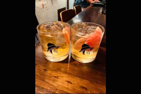 YoYoさんのインスタグラム写真 - (YoYoInstagram)「前々から制作したかったアイテムでもあった「ロックグラス」が10周年記念グッズとして完成〜〜7/2ライブでは大好評の反応ホントに嬉しく(°▽°)  お馴染みのピアノマンイラスト入りグラスですが、グラスの質もグッドクオリティーな業者にお世話になり作り上げる事ができました🎵グラス後ろ面には「10th Anniversary」の文字入り。  そしてそのロックグラスを置くためのコースターも2デザインセットとして完成！ 箔押し入りの「音楽フェスKMJロゴ」と「ピアノマンロゴ&新イラスト」  これら記念グッズ、いよいよ明後日に迫った福岡での「中州ジャズ」へ持って行き販売を行います。他、もちろんCD、アナログ盤等も。  先日smile dining switchへ伺うと、なんと新カクテル"YoYo"が誕生していてメニューにYoYoの文字が！！！(*≧∀≦*) 自分が酔っ払った時にもうひと推しの甘〜いカクテルが飲みたくなった時に、バーテンマスターがイメージを具現化してくれた、どこまでも行けちゃう味👅それが正式にメニュー入り！ピアノマンロックグラスに入ってお客さんへサーブされるという！なんて粋なアイディア🙌嬉。 最終的には２方向を飲み比べまでさせてくれて、方向性を整えカクテル正式完成に！今後も永遠飲んじゃうやーつーデス。  --------------------------- YoYo the "Pianoman" 10th Anniversary Goods ・ロックグラス　¥2,500(tax in) ・箔押しコースター2デザインセット　¥500(tax in) ---------------------------  YoYo the "Pianoman" 中州ジャズ出演は、イエローステージにて、17:10〜となりました！ 思いっきり楽しみましょー！観覧無料です。久しぶりの皆皆さまも中洲大通りへ是非シューゴー思いっきり心から、お待ちしてます。 https://yoyothepianoman.bitfan.id/contents/119228」9月14日 19時34分 - yoyo_soffet
