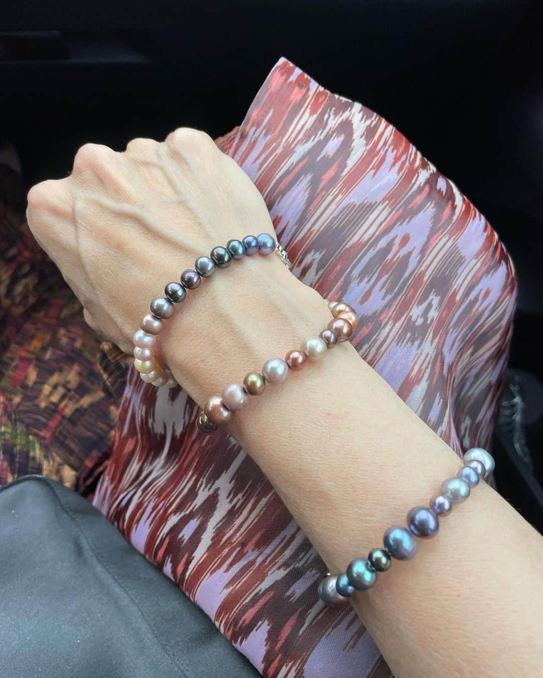Monday満ちるのインスタグラム：「Ombre pearl bracelet triptych by @takashi221 finally made their debut yesterday with @ikat_ind outfit for #nyfw2023」