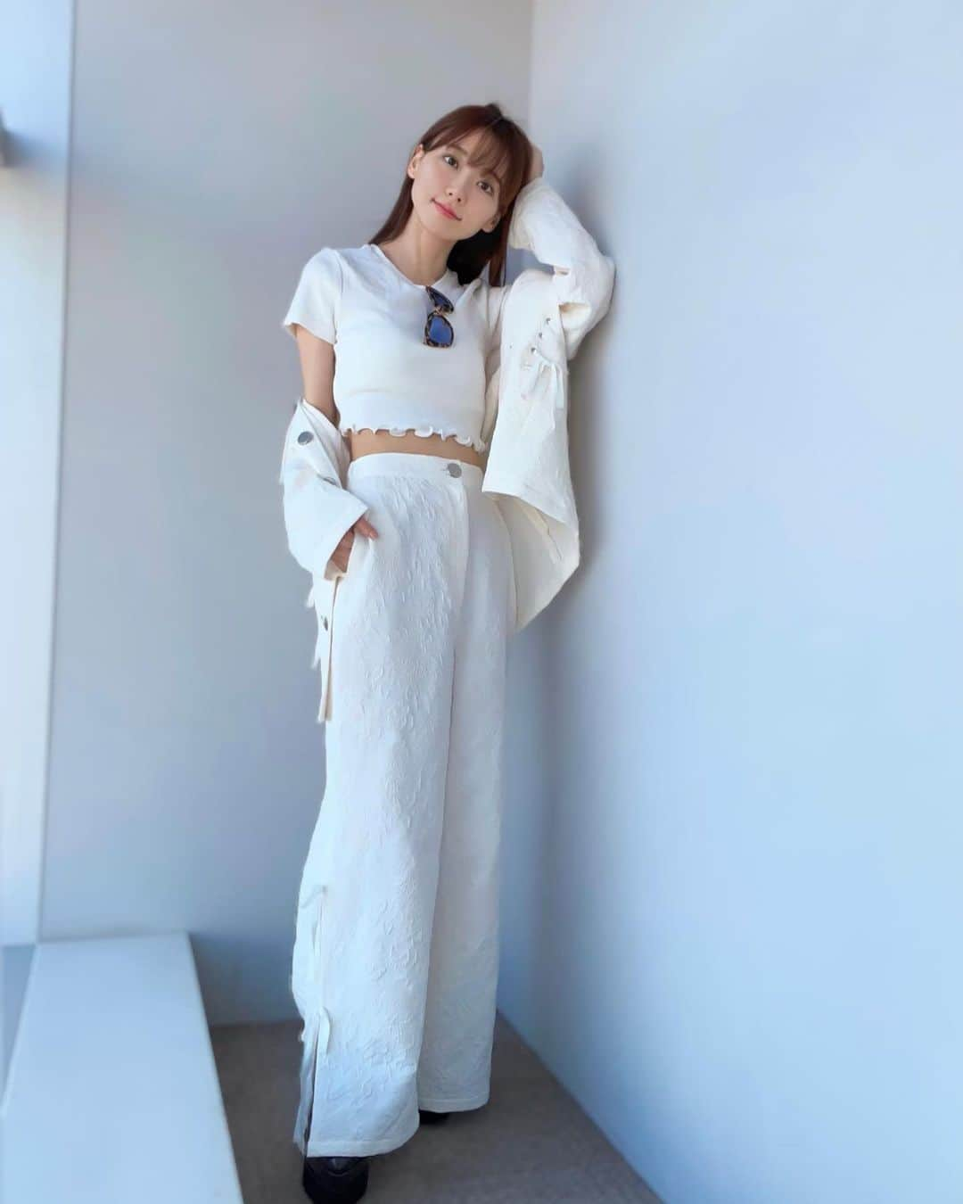 葉月祥子さんのインスタグラム写真 - (葉月祥子Instagram)「HONEY MI HONEY 🕶🤍 @honeymihoney_official  ⁡ 2023autumncollectionから sailor collar lace up jacquard jacket の whiteセットアップ🪞💫 ⁡ 程良く甘めのジャガード素材にあわせて、@off____white のバッグと @miumiu の🕶を。フェミニン✖️ストリートモードな感じが私のお気に入り🍳🤍  ⁡ ジャケット&ボトムスの繊細なデザイン見て欲しい♪ あえて歪みをもたせたボタン、素材に合わせたリボンのデザイン、襟のカッティングが素敵すぎる🎗  ⁡ #honeymihoney #ハニーミーハニー #アパレル #ブランド #表参道 #東京 #tokyo #cordinate #コーディネート #2023autumn #今から着れる秋コーデ #フェミニン #streetmode #offwhite #miumiu #model #modellife #大人百科 #美人百科 #ar #sweet」9月14日 19時39分 - shokohazz210