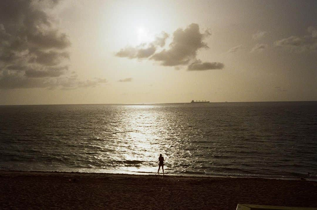 ペ・ジョンナムのインスタグラム：「miami mood(2)😍🩷🌊🏖️🏝️⛱️film photos 🌈🌈🌈#filmphotography #노보정노필터 #배작가」