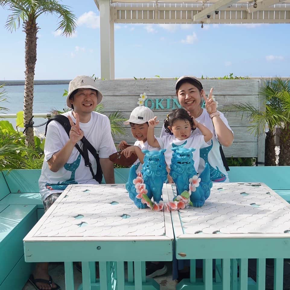 Yuri Sakuraiさんのインスタグラム写真 - (Yuri SakuraiInstagram)「「赤ちゃんと旅行へ行きたい」と思っても、 小さな子連れでの旅に不安…  そんなお母さん、お父さんにゆっくりご飯を食べてもらいたいとMK CAFEでは、 生後3.4ヶ月から1歳ちょっとまで使えるバンボというベイビー用の椅子をご用意しております！！  ここ10年ほどで子連れ旅行の環境は大きく変化し、乳幼児連れ向けに、いろいろなサービスを提供している飛行機会社や、宿泊先も増えています！  自分達のカフェも、出産を終えリフレッシュする家族の時間を作りたいと小さなお子さんを連れて訪れるお客様に めいいっぱい素敵な時間と思い出を作ってもらいたいと感じています！！  フードが来るのを待つ間に、 kidsが飽きてしまわないように絵本や塗り絵などを用意し、食事の時も食べやすいようにお子さん用のフォークやお皿、蓋がしっかり閉まる溢れにくいコップもご用意致しておりますのでスタッフに気軽に声をかけて頂けたら嬉しいです♪ 離乳食の温めなども承っております！  小さな時に、いろいろなものに触れ感性を育てることが出来る家族旅行！  これからも、喜んでくださるお客様が1人でも増えるよういろいろな更なる試作を考えていきます！  #ベイビー旅行 #生後0日 #赤ちゃん旅行 #沖縄 #沖縄カフェ#沖縄南部カフェ#沖縄観光 #瀬長島#ウミカジテラス#瀬長島ウミカジテラス #沖縄移住#沖縄移住生活 #𝗆𝗄𝖼𝖺𝖿𝖾#𝗈𝗄𝗂𝗇𝖺𝗐𝖺#𝗎𝗆𝗂𝗄𝖺𝗃𝗂𝗍𝖾𝗋𝗋𝖺𝖼𝖾#𝗈𝗄𝗂𝗇𝖺𝗐𝖺𝗅𝗂𝖿𝖾」9月14日 19時45分 - yuri_sakuraiii