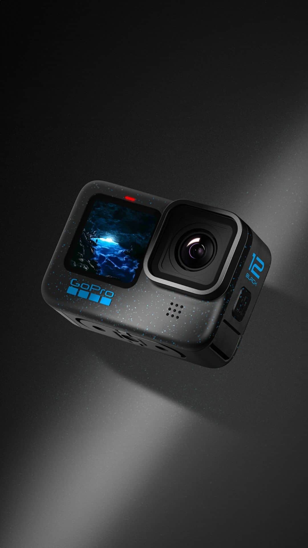 のインスタグラム：「#GoProHERO12 Black、店頭 + GoPro.comで販売開始🔥  ✔️ 最大2倍のバッテリー駆動時間 ✔️ 新しいハイダイナミックレンジ (HDR) ビデオ + 写真 ✔️ 5.3K60、 4K120、2.7K240 (8倍 スロー) ✔️ 27MP写真、 RAW出力 + 24.7MPビデオフレームグラブ ✔️ 臨場感あふれる8:7センサー : 縦長ビデオ + 横長ビデオ共に対応 ✔️ Emmy®賞受賞の #HyperSmooth 6.0 ブレ補正 + 進化した自動ブースト + 360° 水平ロック ✔️ 新しい縦長ビデオモード ✔️ Maxレンズモジュラー2.0に対応。177° という驚愕の視野角を4K60で撮影可能 ✔️ 10メートルまでの防水仕様 ✔️ 前面LCD + 背面タッチスクリーン ✔️ 10-bit カラー + 新しいGP-Log + 専用LUT ✔️ 新しいBluetoothオーディオ接続機能。BTマイクやイヤフォンに対応 ✔️ 新しいタイムコード同期機能でマルチカメラ撮影 ✔️ ナイトエフェクトから写真の書き出し ✔️ 5つのデジタルレンズ ✔️ 進化したパワーツール ✔️ イージーコントロール + プロコントロールの新しいカメラUI ✔️ 新しいインターバルフォトモード ✔️ ビルトインマウントには1/4-20ネジ穴を搭載 ✔️ 極寒の環境に強いEnduroバッテリー ✔️ 各種モジュラーに対応 ✔️ ウェブカメラモード + ライブストリーム  GoProサブスクにより: ✔️ スマートフォンに自動でハイライトを送信 ✔️ 100%の画質で無制限クラウドバックアップ + カメラから自動アップロード ✔️ カメラ交換保証 ✔️ マウント・アクセサリー類がGoPro.comで50%まで割引  HERO12 BlackとMaxレンズモジュラーはGoPro.com、またはプロフィールのURLからチェック。」