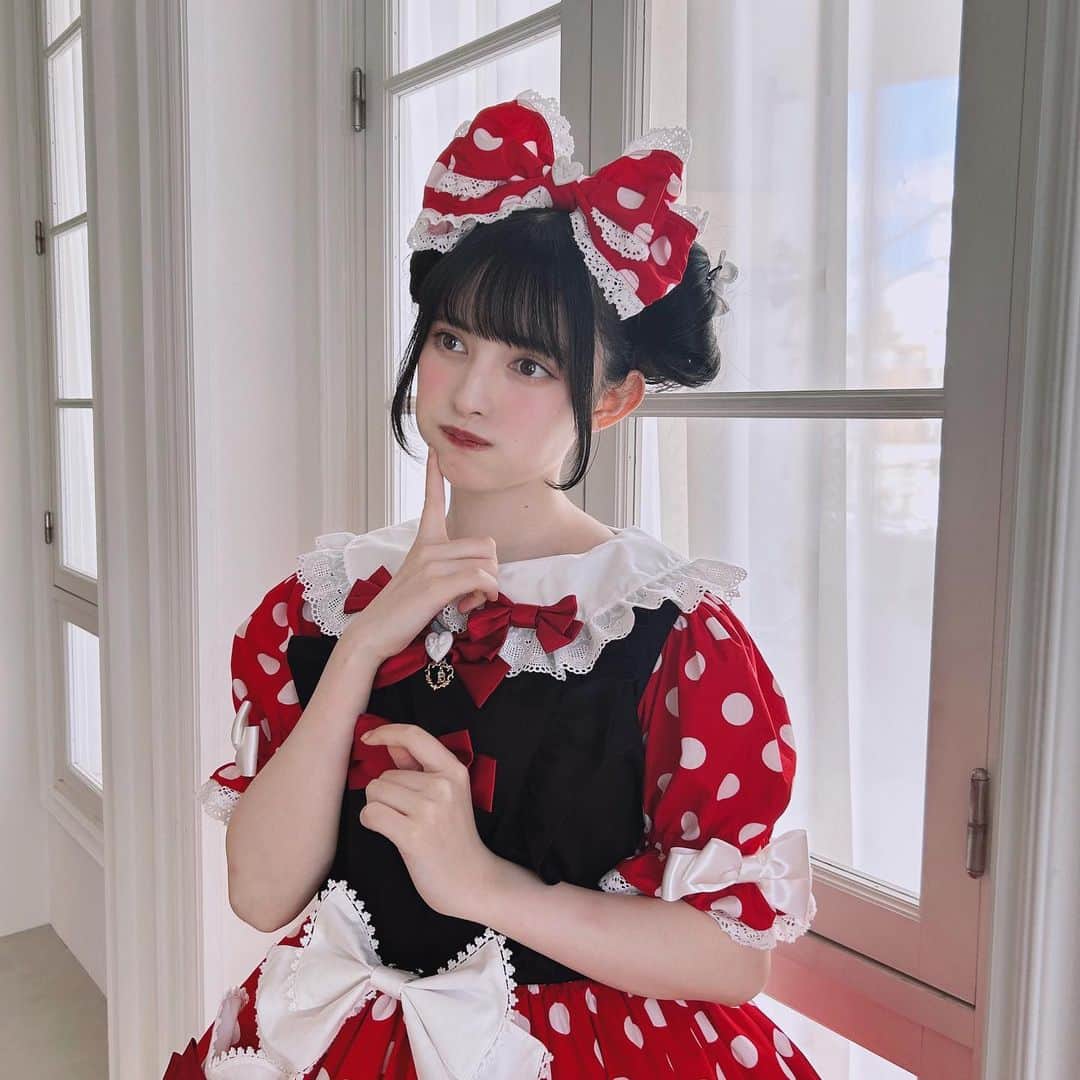 のインスタグラム：「ミニーちゃん× Baby♥️🖤  げきかわ…♡ 似合ってる？？？？？  @babythessbofficial  #Disney #ミニーちゃんコーデ #dress #菅田愛貴」