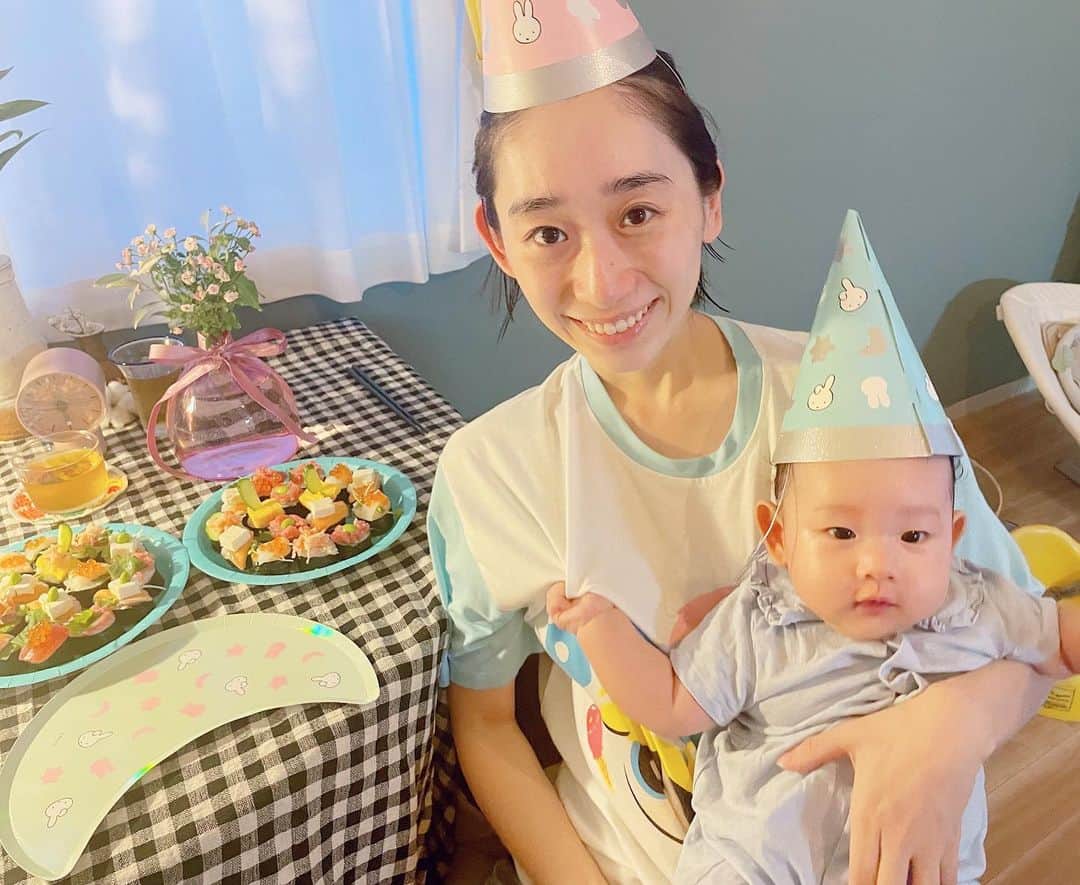 椎名琴音のインスタグラム：「３０歳になりました🙌🏻 今年は、 大きなお腹でスタートして、 はじめての出産と子育て！ そしてお仕事もゆっくりと再開していて、ありがたい限り。  今日は楽しいお誕生日会 ありがとう🎂 とっても幸せだよ。  次の日写真は、小さい頃の私と息子。 似てるけど、どんな子になるかは未知ですね！  30代椎名琴音もよろしくお願いします🐬  ↓長い日記は わたしのWebページに書きました！ストーリーやプロフィールのリンクから飛んでください🛩」