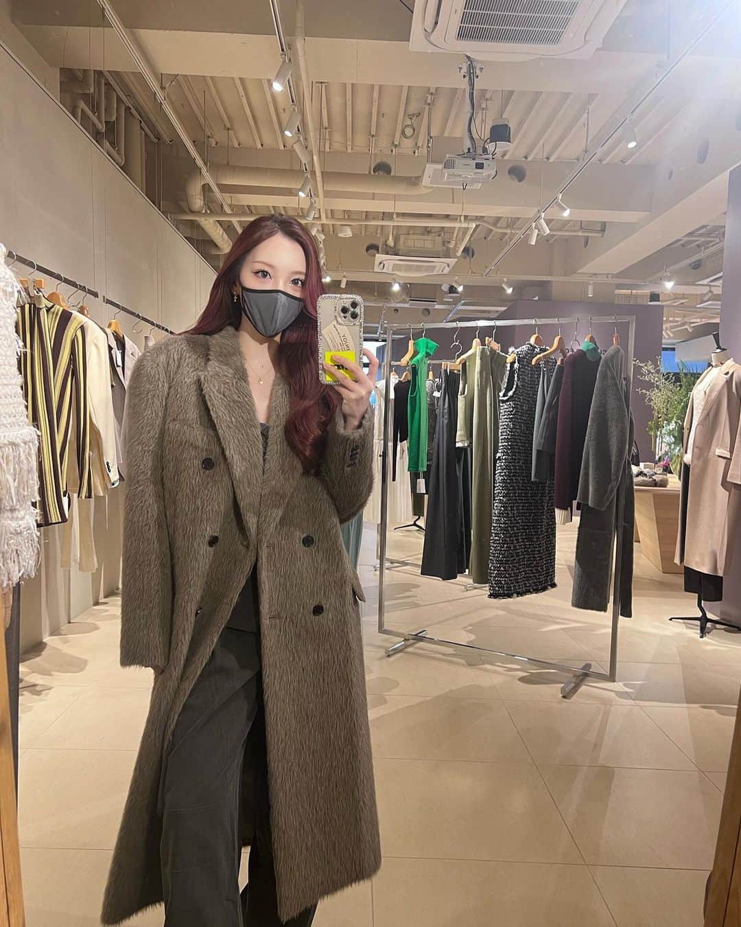ざわちんのインスタグラム：「日本初上陸🇨🇳中国で大人気のアパレルブランド 「CHICJOC」(@chicjoc_official) の展示会に行って来ました✨  どれもお洒落で可愛くて来れて良かった🥺🤍  そして 高身長に見えるデザインで かっこいいのだ！  写真で着てるコート一目惚れしてげとった✌️  #chicjoc」