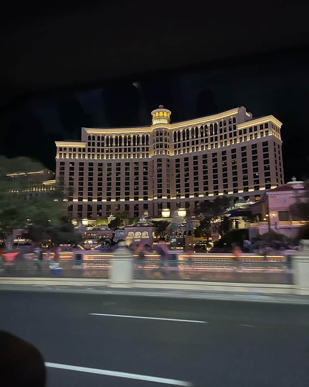 かこのインスタグラム：「晩ご飯食べ終わってからLas Vegasに来たぞ感を体感するために車で少しだけ帰り道観光🚗ネオンでキラキラ輝いて本当に日本では見られやん景色😭✨ ベラージオ綺麗過ぎて感動！！花男世代の私たちは大歓喜！！ ただロケのスケジュールが忙しかったから夜の噴水ショーは見れず🥲仕事で来とるから当たり前なんやけど自由時間もないから観光はほとんど出来やんかった！でもラスベガスの空気吸えるだけで満足😤 激甘の飲み物もたくさんあって嬉しい！ #アメリカ #ラスベガス #lasvegas #ベラージオ #bellagio #usa #はらぺこツインズ #大食い #双子」