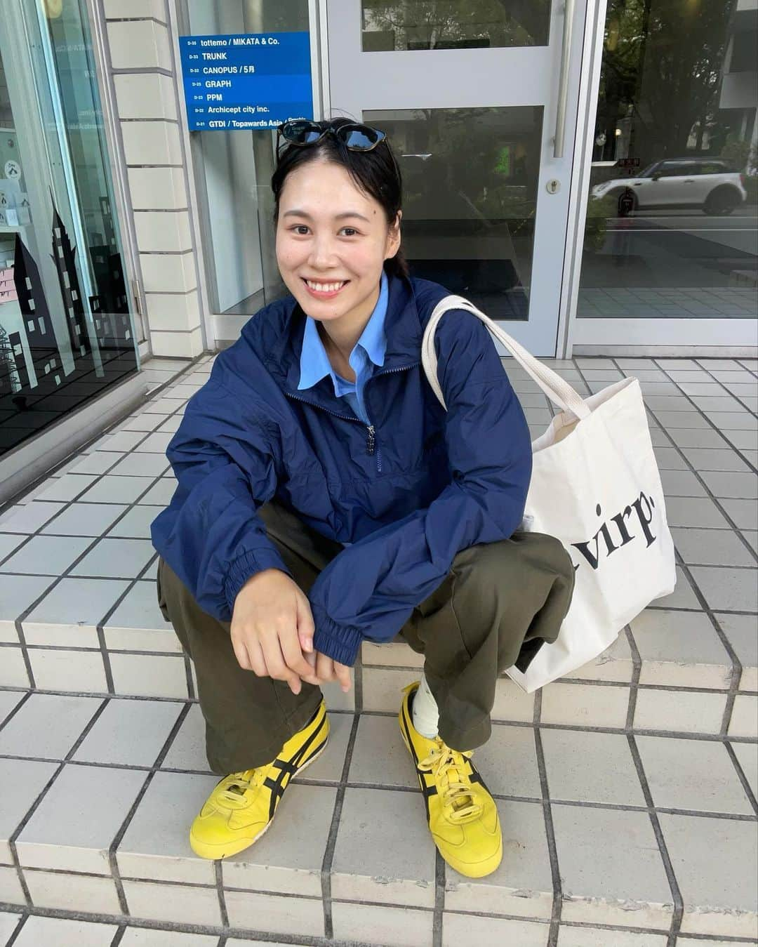 田中シェンのインスタグラム：「朝にトースト、昼に唐揚げ！ にひひひひ！  Tops @tttmsw.tokyo  Bag @etavirpber  Shirts @hififnk_official  Pants #vintage  Shoes @onitsukatigerjp  Sunglasses @rayban  温度は夏と秋を行ったり来たり、 でも夜にクーラーをつけなくて よくなったのはだいぶ、進歩🔥  代官山唐揚げさんぽ🍗  —————————————————— #中目黒駅  @tractor_morning  ——————————————————  早起きは三文の徳！ というとで早めのモーニングから始めることに☀️ 🍞トーストとエッグ ☕️アイスコールドブリューコーヒー を頼みました🙏🏻田中があまりにも堂々と動画を 撮ってしまったので注意を受けたので今回は 大分動画が見にくいアングルになってます☺️💦 (完全に自分のせいです) しかーし、とろとろの卵は美味しいし、 量も丁度よく、日向ぼっこできました！ 窓際の席が⭕️🙆🏻‍♀️  —————————————————— #代官山駅  @isshin.daikanyama  ——————————————————  いつ寄ってみても並んでるこちらに、 今日こそはと 覚悟を決めて並びました！ やっぱ一斉に「よーいどん」で入ったので 厨房が激務のせいなのか注文してくるまで 30分くらいかかりました🫠 でもでもでも、やっぱり罐焚きご飯は美味い‼️ それに合わせるネギソースの唐揚げはベストマッチ‼️ やっぱ、忍耐と空腹は最高のご飯の スパイスです💁🏻‍♀️⭕️  ______________________________  Best fried Chicken in Tokyo has arrived! @isshin.daikanyama gives you great fried chicken  With green onion sauce 🧅 (this makes it great) But you have to be patient. It takes time till  The food is provided in front of you 🍙 Because the rice is cooked in traditional  Japanese way (kiln firing🥢) it makes rice farm  And moisture. Imagine….,  did it make you hungry?😏💯 ______________________________ #代官山蔦屋書店 #代官山さんぽ #代官山ランチ  #代官山モーニング #代官山カフェ巡り  #恵比寿カフェ巡り #恵比寿さんぽ  #恵比寿ごはん #ごはんや一芯 #tractormorning  #tttmsw #etavirp #onitsukatigershoes  #fallwinter20222023 #秋冬服コーデ #🍂🍂  #ストリートファッションメンズ  #メンズファッションスタイル #ストリートシック #일본여행✈️ #東京観光🗼  #yutenji  #여행일기✈️ #푸드스타그램🍴  #카페스타그램☕🍨🍰 #每日穿搭分享 #日系穿搭必備」