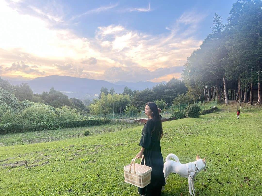 nonのインスタグラム：「蚊がすごいことを除けば夕暮れ散歩がとても気持ちよい季節  一夏を越えて またそれぞれ変化と成長の過程にいる12歳と6歳の子どもたちと過ごしながら  当たり前にわたしの心の中にあり、 そして手渡しているつもり （しかも全力で）のものが  ちゃんと手渡っているかな 子どもたちが受け取れるかたちで手渡せているのかな  なんてことを考えたり 見つめ直したりしています  子どもそれぞれのタイミングで ぐっと 目をかけ手をかけ 思いをいっそうかけるべき 時があったり  そのことに親のほうが戸惑ったりしつつ  でも夏を終えてすごく思うのは  子どもたちと今や 関係、  大切な人たちとの今や 関係に  後悔することないように 今を過ごしたい ということ  その瞬間瞬間では しんどかったり悩んだりするけど、  でもそんな今にしっかり向き合って  「あの時やっぱり、ああしたらよかった」 なんて思わずにすむように  自分の今感じたこと 信じたことは全力で 向き合えたらな、  とすごく思う9月です  日々わーわーと過ごしていると 心の中にある自分に誠実に過ごすことも難しく 「こうしないほうがよい」 とわかっていることをやっちゃったりする、 毎日トラップだらけだけど、  でも後悔しないように やっぱり 今を大切に  そんな話を今日のvoicyのプレミアム放送でもしています📻  ストーリーズからとべるのでよかったら 聞いてください  #家族 #家族カレンダーその後 #エシカルライフ #エシカルな暮らし」