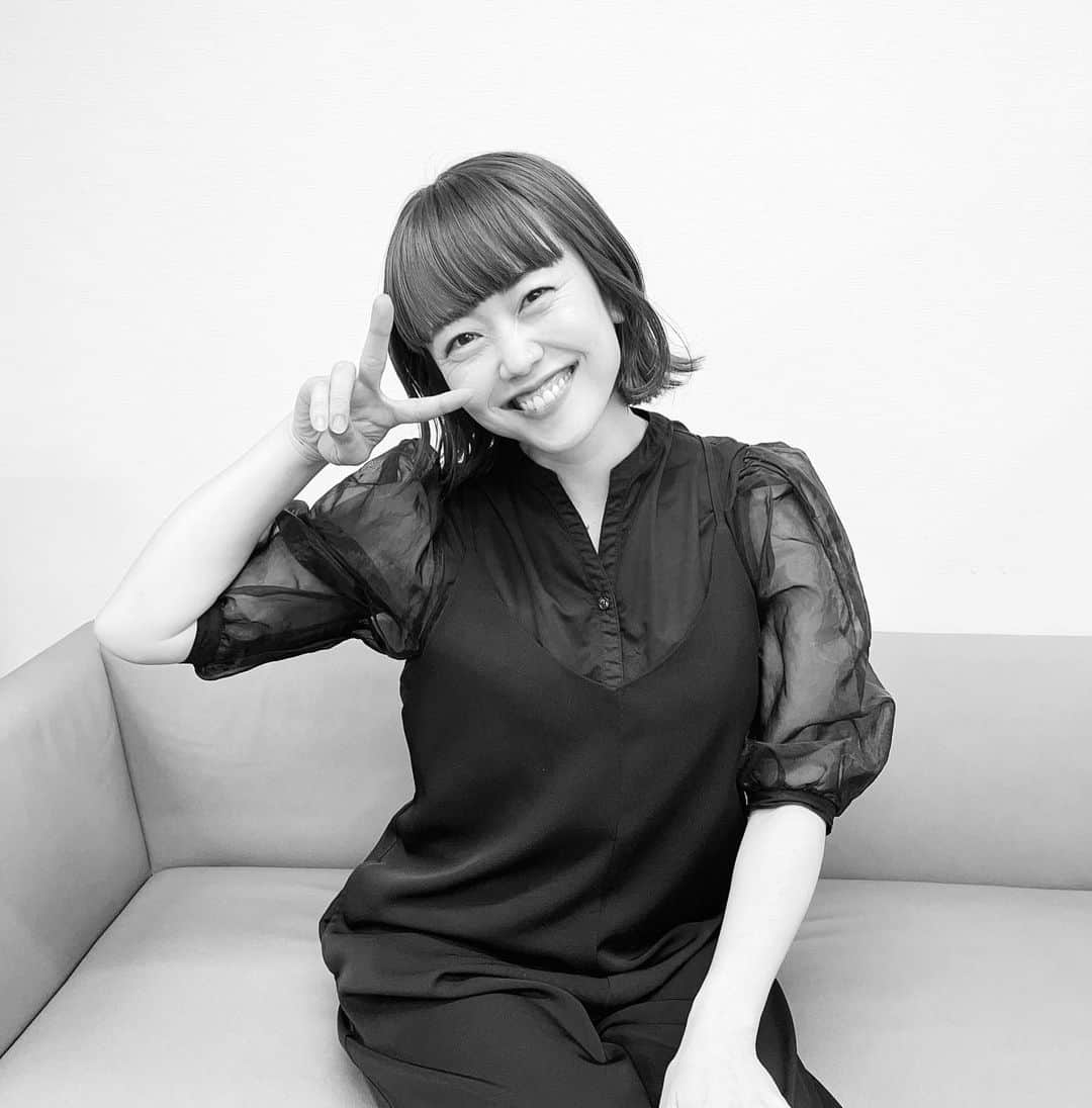 のインスタグラム：「・ 毎週木曜日 16:20~の10分間は FMノースウェーブ『ドリカフェ〜Dreamers Cafe〜』です🌈✨🌈 @northwave825  ㅤㅤㅤㅤㅤㅤㅤㅤㅤㅤㅤㅤㅤ 経済を勉強されているNicciさんと共に 北海道で活躍されている企業のトップをお招きして根掘り葉掘り普段聞けないようなお話しを伺っていきます✨ ㅤㅤㅤㅤㅤㅤㅤㅤㅤㅤㅤㅤㅤ 9月のゲストは、合同会社スマイルール 代表 山口友里さんです✨ @smirule.sapporo  @yuringo717  ㅤㅤㅤㅤㅤㅤㅤㅤㅤㅤㅤㅤㅤ あたしはゆりんごさんとお呼びしているのですが、 ㅤㅤㅤㅤㅤㅤㅤㅤㅤㅤㅤ二児の母でありながらバリバリ働いていて、西区の路面に お部屋探しをしてくれる店舗をオープンさせてしまうなどパワフルとしか言いようがない女性です🫡🔥 ㅤㅤㅤㅤㅤㅤㅤㅤㅤㅤㅤㅤㅤ 幼少期や学生時代のお話を聞き 今のゆりんごさんが形成されていく過程を少しだけ知れて、とても楽しい時間になりました🙇🏻‍♀️🙇🏻‍♀️✨ ㅤㅤㅤㅤㅤㅤㅤㅤㅤㅤㅤㅤㅤ ニッチさんがゆりんごさんに何回もこりゃ儲かってる顔をしているなと露骨に言っていてオモロかったです😇✌🏻爆笑 ㅤㅤㅤㅤㅤㅤㅤㅤㅤㅤㅤㅤㅤ 店舗ももち、気合い入りまくりのゆりんごさんとのトークぜひ聴いてください🥹🌈✨  今月もよろしくお願い致します💁🏻‍♀️🙇🏼‍♀️✨ ㅤㅤㅤㅤㅤㅤㅤㅤㅤㅤㅤㅤㅤ」