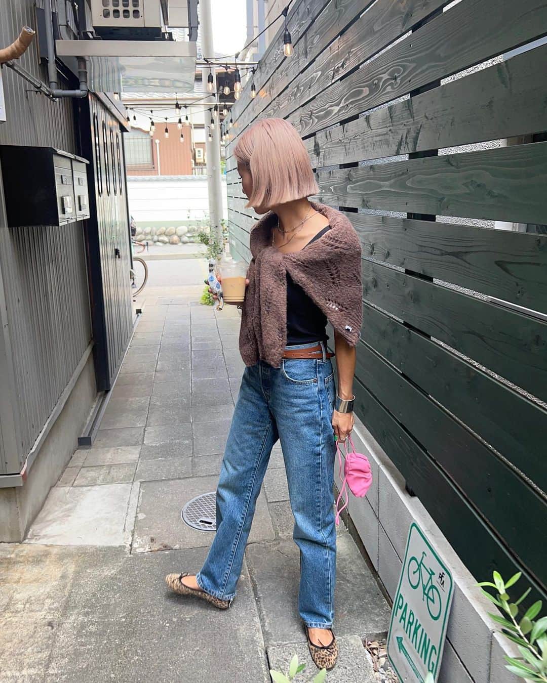 annaのインスタグラム：「.  この前ちらっと載せたら 質問たくさんもらったdenimは @ungrid_official のだよ👖♡♡   Levisとのコラボのアイテムで めちゃめちゃ可愛い🥰  #秋コーデ#デニムコーデ#デニムパンツ#ungrid#ungriddenim#Levis_ungrid#大人カジュアルコーデ#オトナカジュアルコーデ#カジュアルコーデ#158cmコーデ#骨格ナチュラルコーデ#きょこ#30代ファッション」