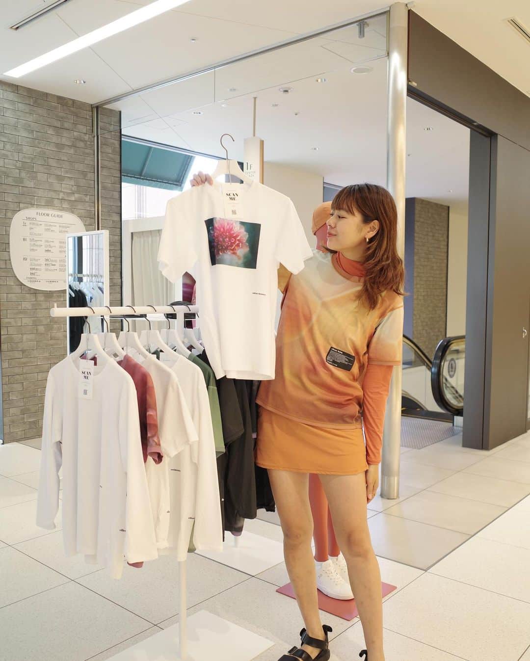 Asano Minamiさんのインスタグラム写真 - (Asano MinamiInstagram)「ellesse FALL＆ WINTER 2023 collection  @ellessejapan    お花の写真がプリントされたアイテムや、機能的で落ち着いたカラーバリエーションのテニスウェアが可愛くて試着させてもらいました🌼   テニスウェアだけど、UV加工がしっかりされてるから、ランニングや登山、農業でも使えそうだー！   POP UPスペースは恵比寿ガーデンプレイスで10月1日まで開催中です！ @logiplantsandflowers のお花のディスプレイも素敵でした♡   ぜひ足を運んでみてね🌼   #ellesse  #ellessePOPUP #エレッセ」9月14日 20時05分 - minami_asano