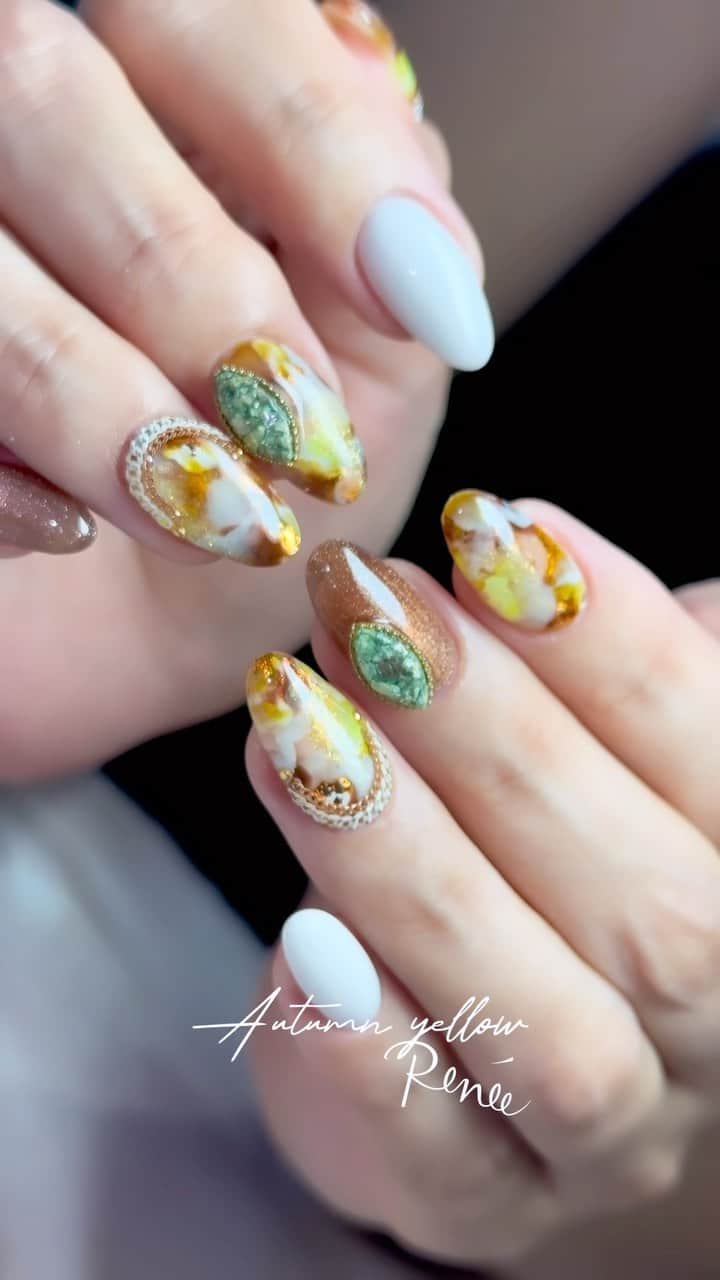 埜藤理恵のインスタグラム：「ベッ甲×イエロー 今季の秋はイエローがくる！ めちゃくちゃ可愛いデザインができた♡  ９月２２日の Dna gel× nailbook オンラインセミナーにて こちらのデザインします🫶🏻 １００名満席🈵 追加１５０名に増席しました✨ 楽しみにしててくださいねー☺️⭐️ @dnagel_spacenail  @nailbook.jp   □ Rie Nofujiプロデュース @tree01official エプロン 好評発売中  □ Renée professional brush シリーズ ＊オーバル ＊トップフレンチ ＊スマートフラット Renée web shop 全国ネイルディーラーにて発売中 プロフィールURLより飛べます  □ 店舗詳細 ⇩ 大阪府大阪市北区堂山町1-2 R&Eビル3階 am10:00〜pm20:00 JR大阪駅から徒歩7分 阪急梅田駅から徒歩7分 御堂筋梅田駅から徒歩7分  ご予約は サロンの公式LINEより受け付けております。 @rrieenee プロフィールURLより LINE飛べます。 LINEにて行き方動画も配信しておりますので ご参考くださいませ  #nailsalonRenee#ネイルサロンレネ #大阪ネイルサロン#梅田ネイルサロン」