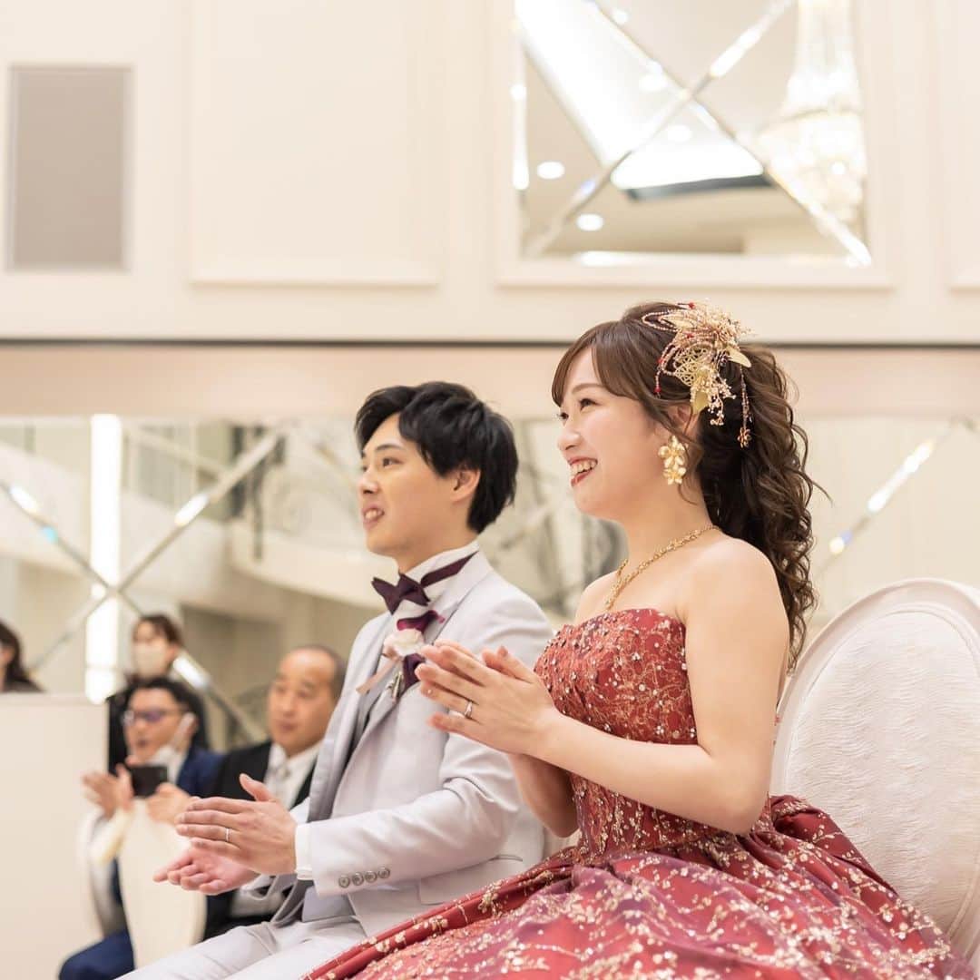 アルカンシエルグループさんのインスタグラム写真 - (アルカンシエルグループInstagram)「【圧巻のバトン披露💕】  新婦様が所属されていたバトン部の皆様による素晴らしいパフォーマンス👏✨ 高々と舞うバトンの技に、新郎新婦のおふたりもゲストの皆様も釘付けです😍  披露宴会場併設の室内ガーデンにて行って頂きました🌱 2階分の天井高があるので、高さがあるパフォーマンスも存分にご披露頂けました♪  結びにはおふたりも参加され、ポーズもバッチリ❤️ 大きな拍手に包まれました！！  ......................................  「 #感謝を式のまんなかに。」  式を通じて、今いちばん伝えたいもの。 それはきっと、言葉だけじゃ足りない 「ありがとう」の気持ちで最高のおもてなしを…。  大切なゲストと一緒に作り上げる結婚式 専任のプロデューサーがおふたりの想いを形にします。  ◾️各会場アクセス抜群の好立地 ◾️おふたりやご家族らしさを大切にしたお料理が定評 ◾️いつもおふたりに寄り添うプロデューサー ◾️理想の演出でゲストにサプライズ  お問い合わせはプロフィールURLより💌 @arcenciel.wedding  ......................................  #アルカンシエル #結婚式 #結婚式場 #ゲストハウス #結婚式準備 #披露宴 #ウエディング #ウェディング #プレ花嫁 #プレ花嫁さんと繋がりたい #結婚式場探し #花嫁レポ #披露宴会場 #結婚式レポ #ウェディングレポ  #アルカンシエルluxemariage名古屋」9月15日 12時00分 - arcenciel.wedding