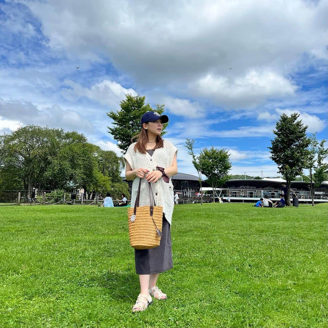 ひよんのインスタグラム：「⛰️☁️🪻  前のコーデ💓  ⚫︎キャップ @typeservice.web_japan   ⚫︎ジレ @salonadametrope   ⚫︎ワンピース @grl_official   ⚫︎サンダル @snidel_official   ⚫︎バッグ @ysl   #ひよん #ひよんコーデ #マタニティコーデ #マタニティ #妊婦コーデ」